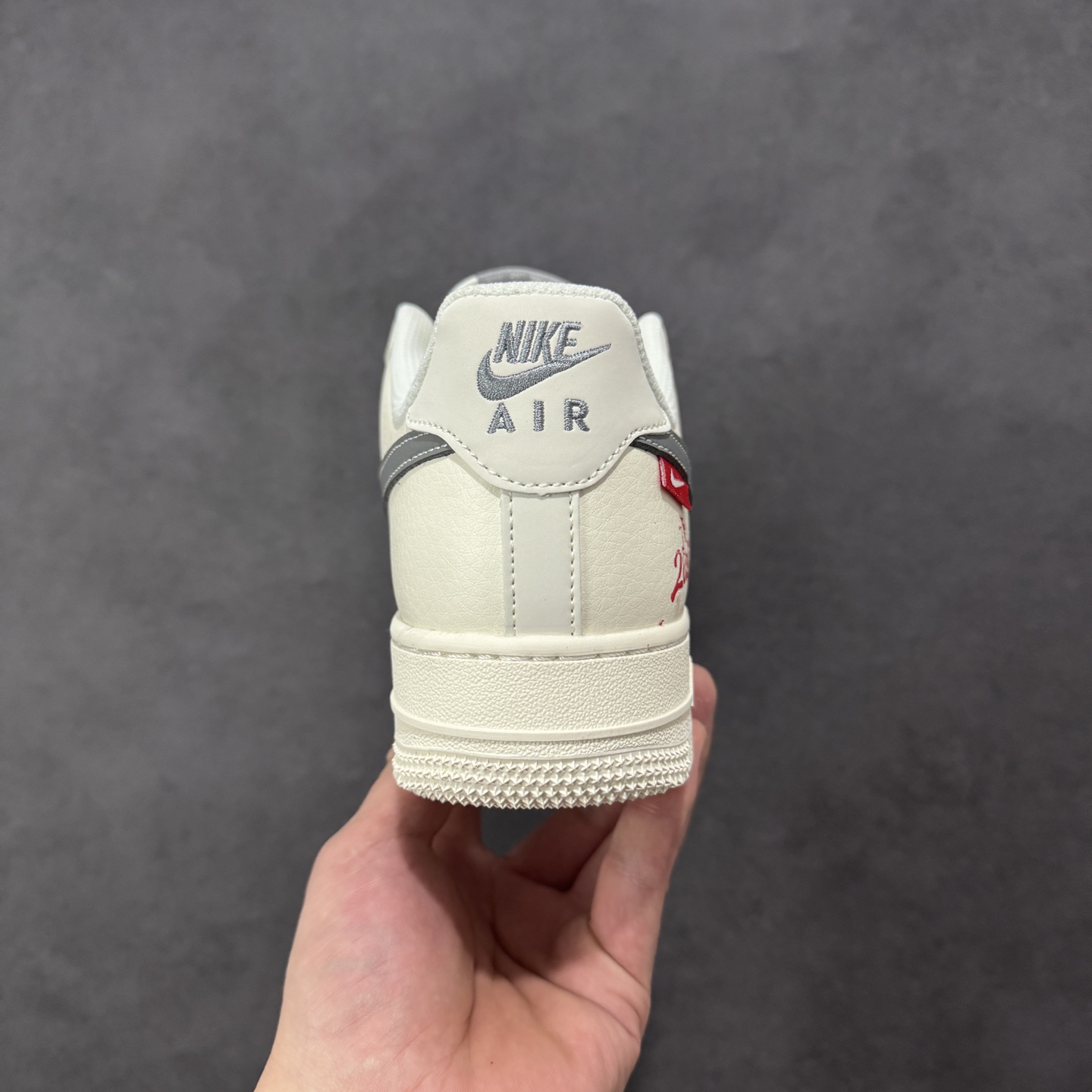 图片[4]-【定制版】Nike Air Force 1\’07 Low 马年限定 午马米灰红 空军一号低帮休闲板鞋  #原楦头原纸板 原装鞋盒 定制五金配件 内置全掌气垫 原厂鞋底 货号：MZ9588-822  尺码：36 36.5 37.5 38 38.5 39 40 40.5 41 42 42.5 43 44 44.5 45-选品中心