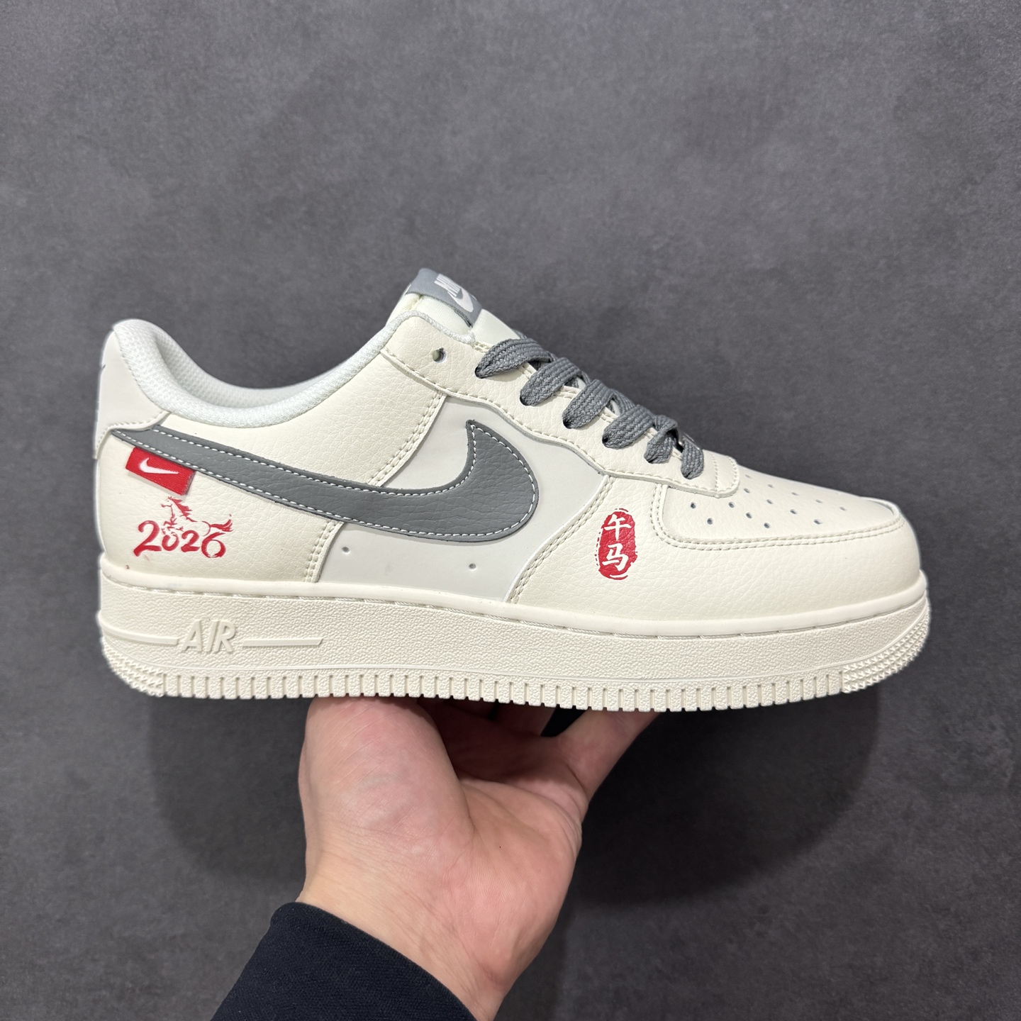 【定制版】Nike Air Force 1\'07 Low 马年限定 午马米灰红 空军一号低帮休闲板鞋  #原楦头原纸板 原装鞋盒 定制五金配件 内置全掌气垫 原厂鞋底 货号：MZ9588-822  尺码：36 36.5 37.5 38 38.5 39 40 40.5 41 42 42.5 43 44 44.5 45-选品中心