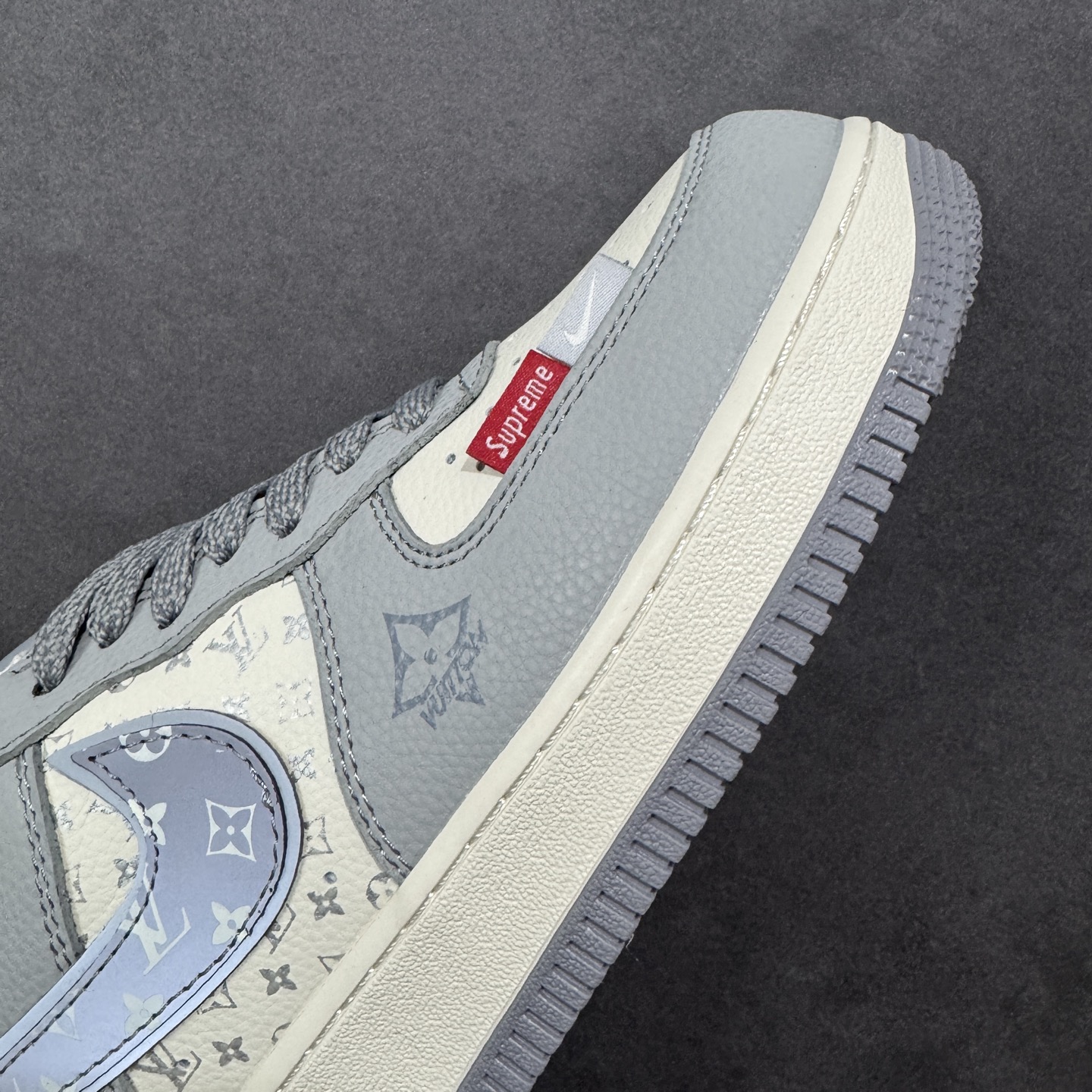 图片[5]-【定制版】双联名王炸款来了！Nike Air Force 1 携手Supreme×LV打造奢潮天花板，烟灰拼米白的低饱和配色高级感拉满，鞋身满印LV经典老花图腾，搭配Supreme红标织带、金属挂饰等细节，把街头潮流与高奢质感完美融合。经典AF1鞋型搭载Air Sole气垫，软弹脚感兼顾日常与造型，限量款的稀缺属性让它成为2025潮圈收藏界的“硬通货”，奢潮玩家闭眼冲！ 货号：XY2025-007 尺码：36 36.5 37.5 38 38.5 39 40 40.5 41 42 42.5 43 44 44.5 45 编码：HXSA310320-选品中心