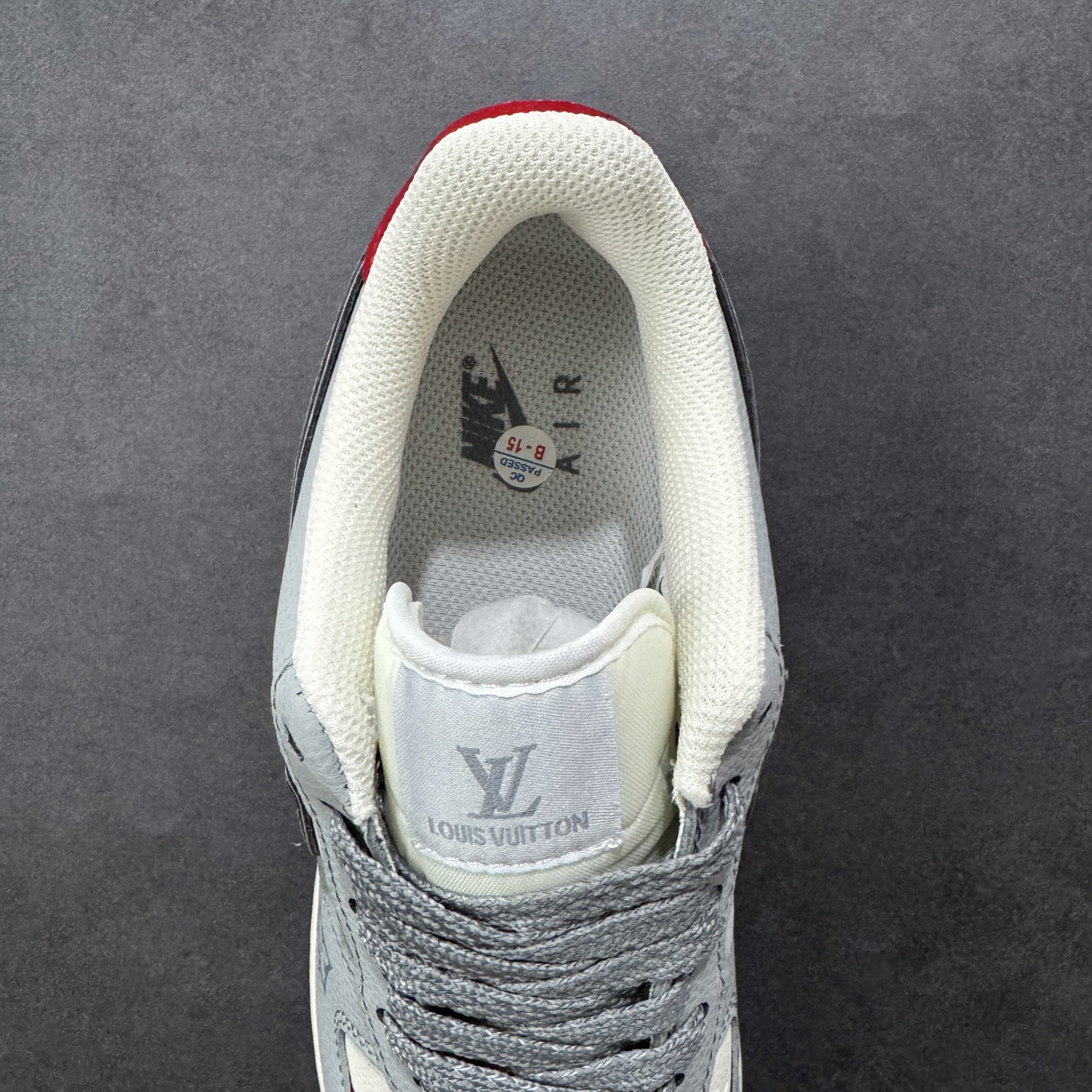 图片[7]-【定制版】双联名王炸款来了！Nike Air Force 1 携手Supreme×LV打造奢潮天花板，烟灰拼米白的低饱和配色高级感拉满，鞋身满印LV经典老花图腾，搭配Supreme红标织带、金属挂饰等细节，把街头潮流与高奢质感完美融合。经典AF1鞋型搭载Air Sole气垫，软弹脚感兼顾日常与造型，限量款的稀缺属性让它成为2025潮圈收藏界的“硬通货”，奢潮玩家闭眼冲！ 货号：XY2025-007 尺码：36 36.5 37.5 38 38.5 39 40 40.5 41 42 42.5 43 44 44.5 45 编码：HXSA310320-选品中心