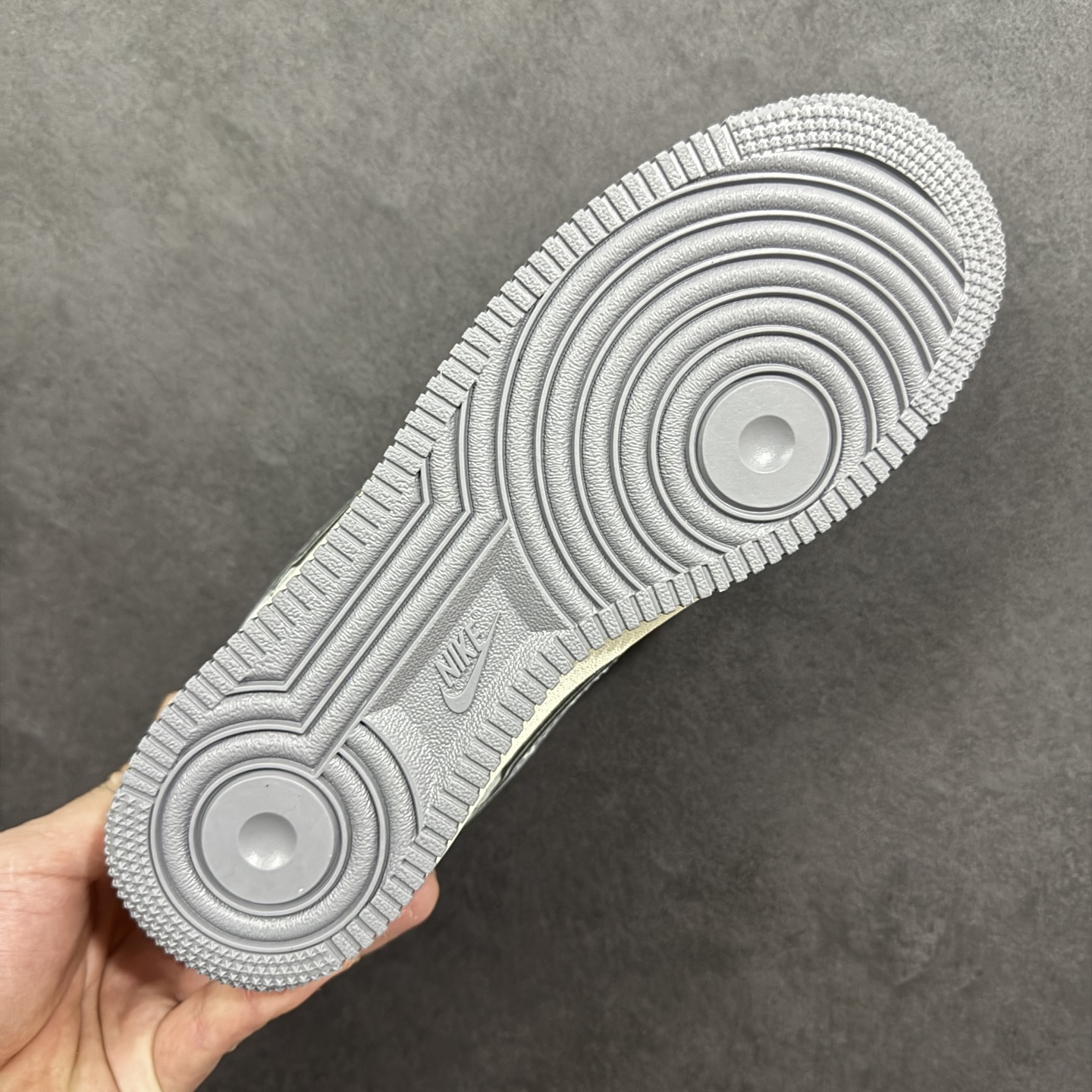 图片[9]-【定制版】双联名王炸款来了！Nike Air Force 1 携手Supreme×LV打造奢潮天花板，烟灰拼米白的低饱和配色高级感拉满，鞋身满印LV经典老花图腾，搭配Supreme红标织带、金属挂饰等细节，把街头潮流与高奢质感完美融合。经典AF1鞋型搭载Air Sole气垫，软弹脚感兼顾日常与造型，限量款的稀缺属性让它成为2025潮圈收藏界的“硬通货”，奢潮玩家闭眼冲！ 货号：XY2025-007 尺码：36 36.5 37.5 38 38.5 39 40 40.5 41 42 42.5 43 44 44.5 45 编码：HXSA310320-选品中心