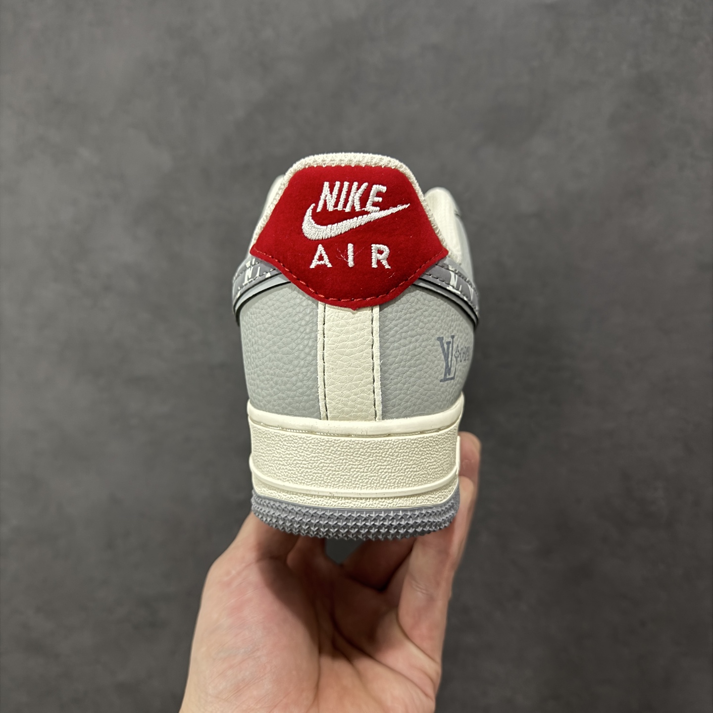 图片[4]-【定制版】双联名王炸款来了！Nike Air Force 1 携手Supreme×LV打造奢潮天花板，烟灰拼米白的低饱和配色高级感拉满，鞋身满印LV经典老花图腾，搭配Supreme红标织带、金属挂饰等细节，把街头潮流与高奢质感完美融合。经典AF1鞋型搭载Air Sole气垫，软弹脚感兼顾日常与造型，限量款的稀缺属性让它成为2025潮圈收藏界的“硬通货”，奢潮玩家闭眼冲！ 货号：XY2025-007 尺码：36 36.5 37.5 38 38.5 39 40 40.5 41 42 42.5 43 44 44.5 45 编码：HXSA310320-选品中心