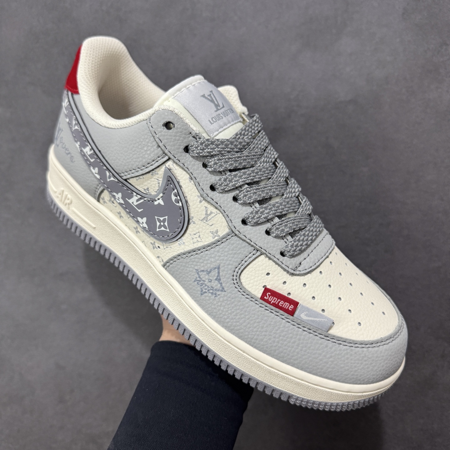 图片[3]-【定制版】双联名王炸款来了！Nike Air Force 1 携手Supreme×LV打造奢潮天花板，烟灰拼米白的低饱和配色高级感拉满，鞋身满印LV经典老花图腾，搭配Supreme红标织带、金属挂饰等细节，把街头潮流与高奢质感完美融合。经典AF1鞋型搭载Air Sole气垫，软弹脚感兼顾日常与造型，限量款的稀缺属性让它成为2025潮圈收藏界的“硬通货”，奢潮玩家闭眼冲！ 货号：XY2025-007 尺码：36 36.5 37.5 38 38.5 39 40 40.5 41 42 42.5 43 44 44.5 45 编码：HXSA310320-选品中心
