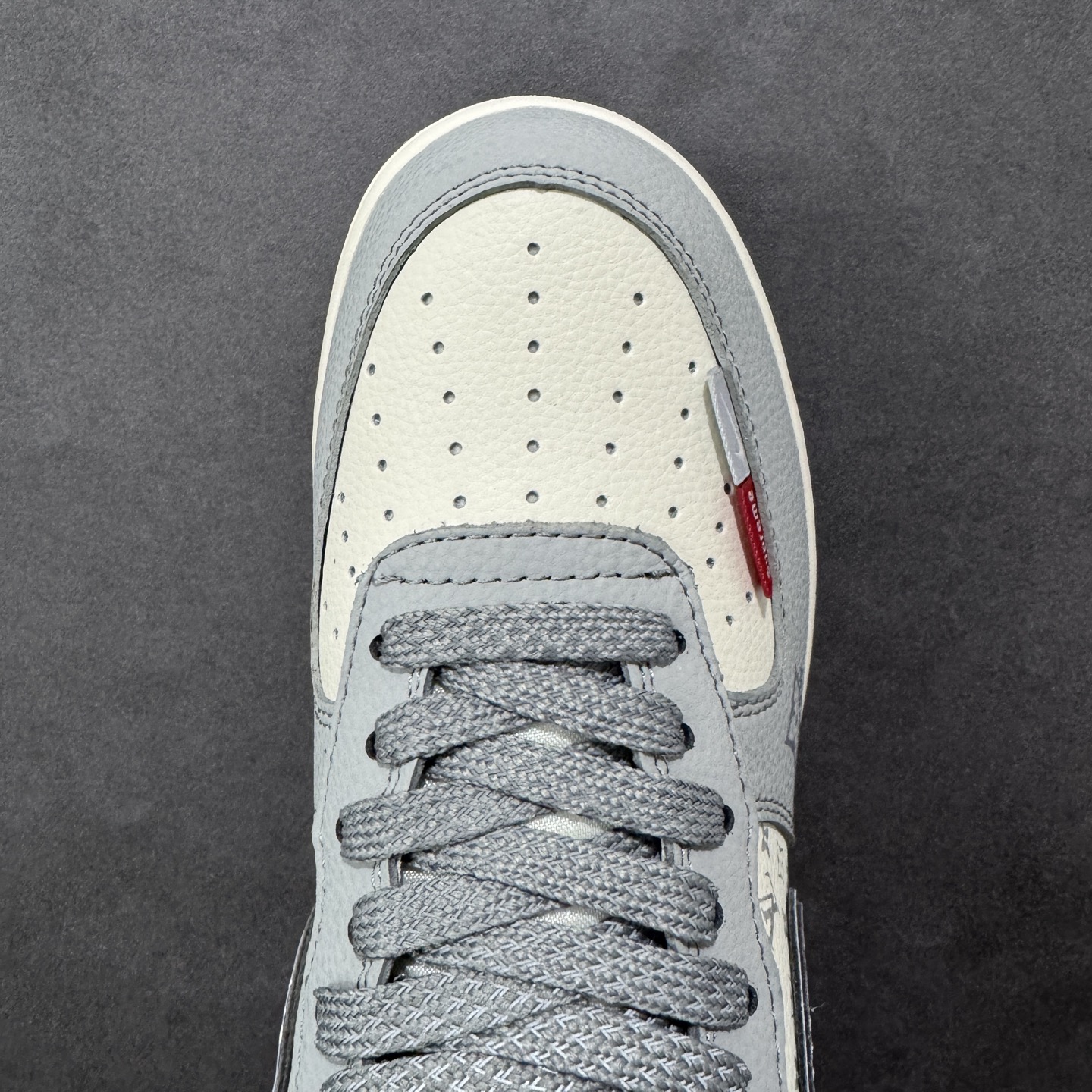 图片[8]-【定制版】双联名王炸款来了！Nike Air Force 1 携手Supreme×LV打造奢潮天花板，烟灰拼米白的低饱和配色高级感拉满，鞋身满印LV经典老花图腾，搭配Supreme红标织带、金属挂饰等细节，把街头潮流与高奢质感完美融合。经典AF1鞋型搭载Air Sole气垫，软弹脚感兼顾日常与造型，限量款的稀缺属性让它成为2025潮圈收藏界的“硬通货”，奢潮玩家闭眼冲！ 货号：XY2025-007 尺码：36 36.5 37.5 38 38.5 39 40 40.5 41 42 42.5 43 44 44.5 45 编码：HXSA310320-选品中心