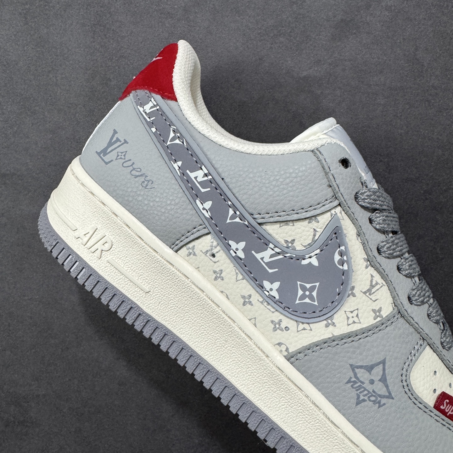 图片[6]-【定制版】双联名王炸款来了！Nike Air Force 1 携手Supreme×LV打造奢潮天花板，烟灰拼米白的低饱和配色高级感拉满，鞋身满印LV经典老花图腾，搭配Supreme红标织带、金属挂饰等细节，把街头潮流与高奢质感完美融合。经典AF1鞋型搭载Air Sole气垫，软弹脚感兼顾日常与造型，限量款的稀缺属性让它成为2025潮圈收藏界的“硬通货”，奢潮玩家闭眼冲！ 货号：XY2025-007 尺码：36 36.5 37.5 38 38.5 39 40 40.5 41 42 42.5 43 44 44.5 45 编码：HXSA310320-选品中心