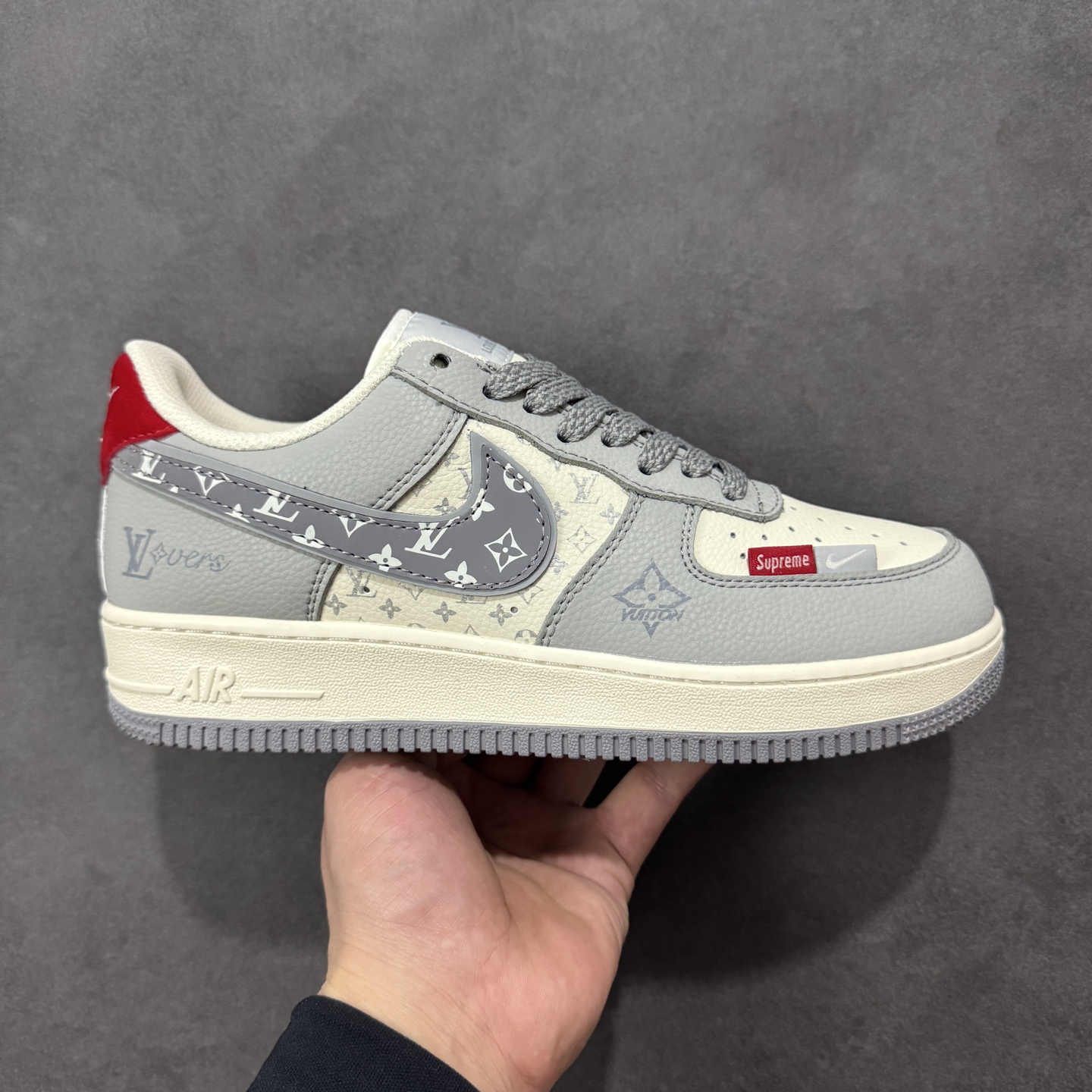 【定制版】双联名王炸款来了！Nike Air Force 1 携手Supreme×LV打造奢潮天花板，烟灰拼米白的低饱和配色高级感拉满，鞋身满印LV经典老花图腾，搭配Supreme红标织带、金属挂饰等细节，把街头潮流与高奢质感完美融合。经典AF1鞋型搭载Air Sole气垫，软弹脚感兼顾日常与造型，限量款的稀缺属性让它成为2025潮圈收藏界的“硬通货”，奢潮玩家闭眼冲！ 货号：XY2025-007 尺码：36 36.5 37.5 38 38.5 39 40 40.5 41 42 42.5 43 44 44.5 45 编码：HXSA310320-选品中心