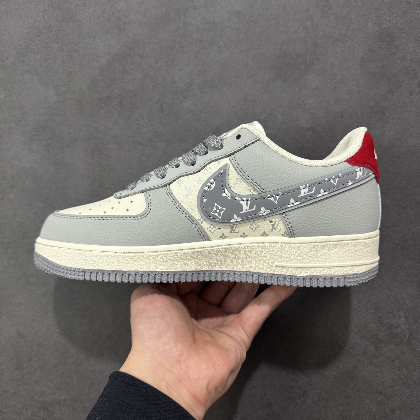 图片[2]-【定制版】双联名王炸款来了！Nike Air Force 1 携手Supreme×LV打造奢潮天花板，烟灰拼米白的低饱和配色高级感拉满，鞋身满印LV经典老花图腾，搭配Supreme红标织带、金属挂饰等细节，把街头潮流与高奢质感完美融合。经典AF1鞋型搭载Air Sole气垫，软弹脚感兼顾日常与造型，限量款的稀缺属性让它成为2025潮圈收藏界的“硬通货”，奢潮玩家闭眼冲！ 货号：XY2025-007 尺码：36 36.5 37.5 38 38.5 39 40 40.5 41 42 42.5 43 44 44.5 45 编码：HXSA310320-选品中心