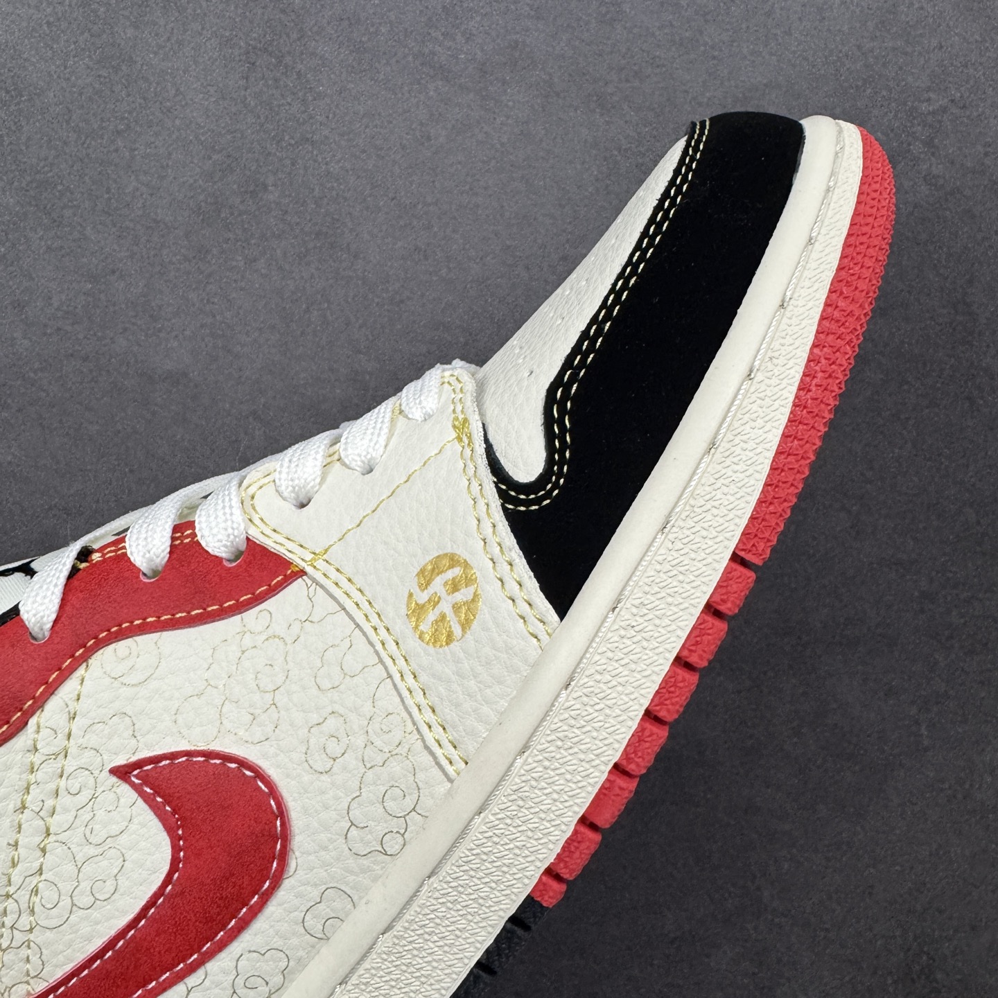 图片[5]-【定制版】2026马年典藏款AJ1炸场！Air Jordan 1 Low 马年限定把中式年味与街头经典玩到极致，米白皮革打底搭配红黑撞色，鞋身祥云暗纹+“马年大吉”烫金书法直接拉满新年氛围，金色小马金属挂饰更是点睛之笔。专属生肖限定属性，让它成为AJ收藏圈的“年度硬货”，生肖潮玩与球鞋玩家闭眼冲！ 货号：QL1988-004 尺码：36 36.5 37.5 38 38.5 39 40 40.5 41 42 42.5 43 44 44.5 45 编码：HXSB330340-选品中心