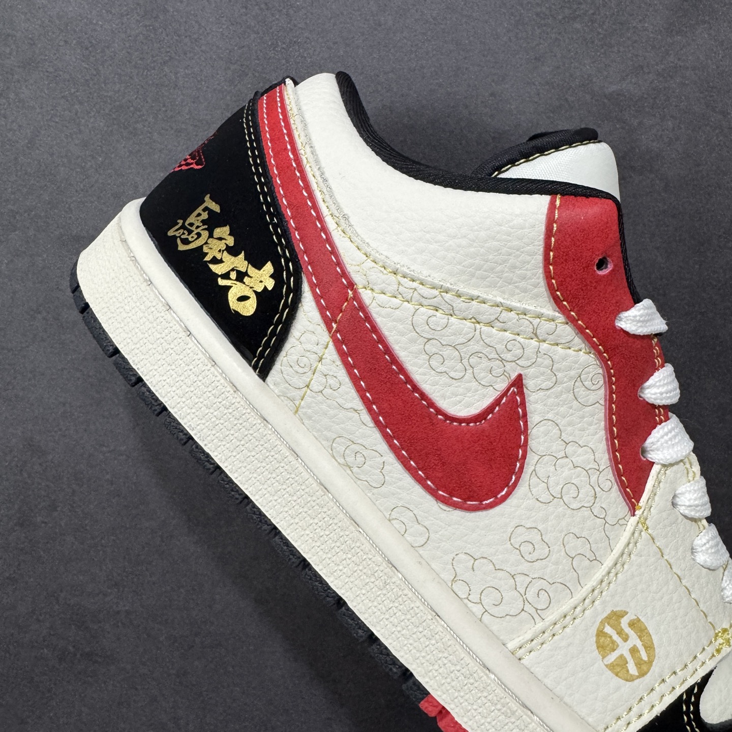 图片[6]-【定制版】2026马年典藏款AJ1炸场！Air Jordan 1 Low 马年限定把中式年味与街头经典玩到极致，米白皮革打底搭配红黑撞色，鞋身祥云暗纹+“马年大吉”烫金书法直接拉满新年氛围，金色小马金属挂饰更是点睛之笔。专属生肖限定属性，让它成为AJ收藏圈的“年度硬货”，生肖潮玩与球鞋玩家闭眼冲！ 货号：QL1988-004 尺码：36 36.5 37.5 38 38.5 39 40 40.5 41 42 42.5 43 44 44.5 45 编码：HXSB330340-选品中心