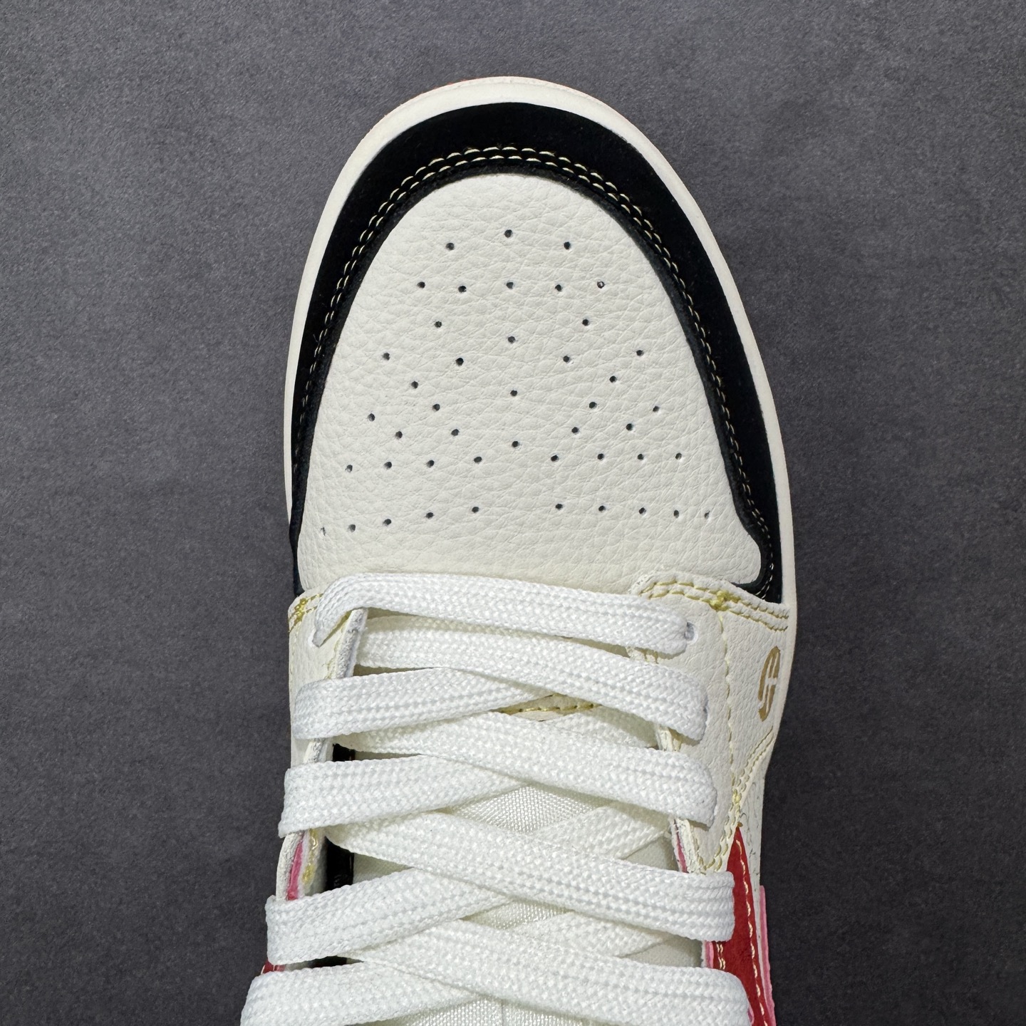 图片[8]-【定制版】2026马年典藏款AJ1炸场！Air Jordan 1 Low 马年限定把中式年味与街头经典玩到极致，米白皮革打底搭配红黑撞色，鞋身祥云暗纹+“马年大吉”烫金书法直接拉满新年氛围，金色小马金属挂饰更是点睛之笔。专属生肖限定属性，让它成为AJ收藏圈的“年度硬货”，生肖潮玩与球鞋玩家闭眼冲！ 货号：QL1988-004 尺码：36 36.5 37.5 38 38.5 39 40 40.5 41 42 42.5 43 44 44.5 45 编码：HXSB330340-选品中心