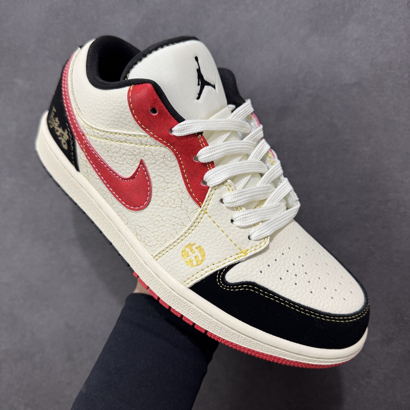 图片[3]-【定制版】2026马年典藏款AJ1炸场！Air Jordan 1 Low 马年限定把中式年味与街头经典玩到极致，米白皮革打底搭配红黑撞色，鞋身祥云暗纹+“马年大吉”烫金书法直接拉满新年氛围，金色小马金属挂饰更是点睛之笔。专属生肖限定属性，让它成为AJ收藏圈的“年度硬货”，生肖潮玩与球鞋玩家闭眼冲！ 货号：QL1988-004 尺码：36 36.5 37.5 38 38.5 39 40 40.5 41 42 42.5 43 44 44.5 45 编码：HXSB330340-选品中心