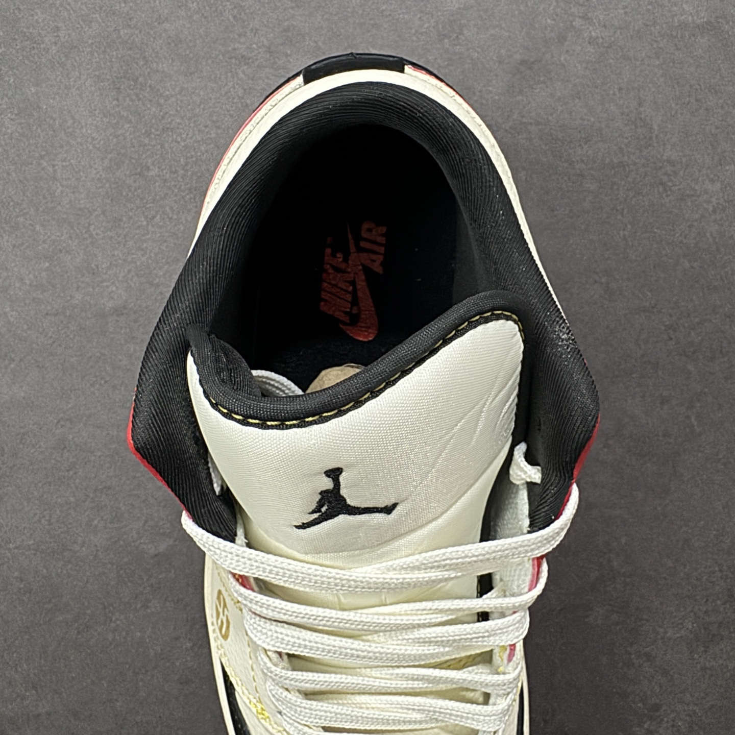 图片[7]-【定制版】2026马年典藏款AJ1炸场！Air Jordan 1 Low 马年限定把中式年味与街头经典玩到极致，米白皮革打底搭配红黑撞色，鞋身祥云暗纹+“马年大吉”烫金书法直接拉满新年氛围，金色小马金属挂饰更是点睛之笔。专属生肖限定属性，让它成为AJ收藏圈的“年度硬货”，生肖潮玩与球鞋玩家闭眼冲！ 货号：QL1988-004 尺码：36 36.5 37.5 38 38.5 39 40 40.5 41 42 42.5 43 44 44.5 45 编码：HXSB330340-选品中心