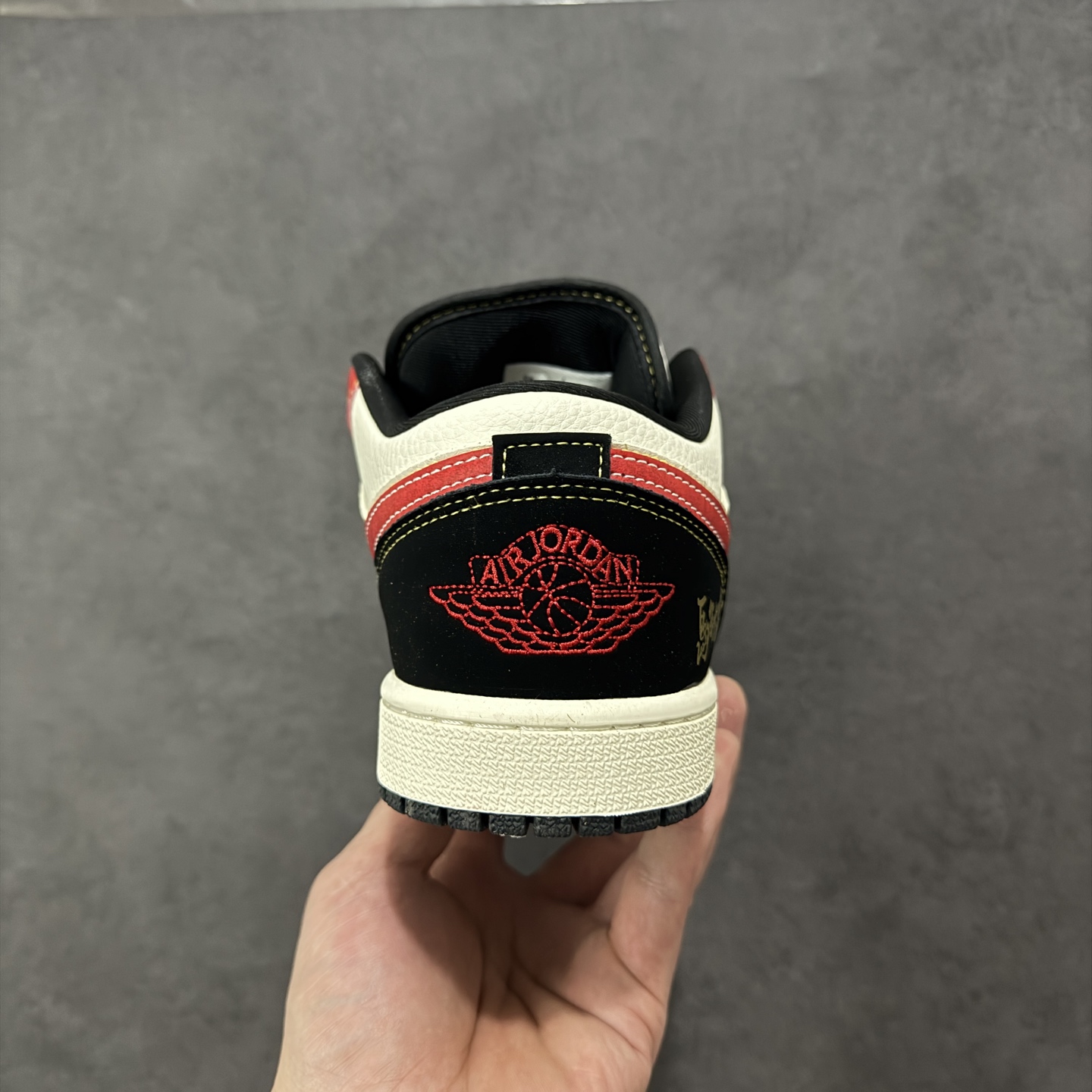 图片[4]-【定制版】2026马年典藏款AJ1炸场！Air Jordan 1 Low 马年限定把中式年味与街头经典玩到极致，米白皮革打底搭配红黑撞色，鞋身祥云暗纹+“马年大吉”烫金书法直接拉满新年氛围，金色小马金属挂饰更是点睛之笔。专属生肖限定属性，让它成为AJ收藏圈的“年度硬货”，生肖潮玩与球鞋玩家闭眼冲！ 货号：QL1988-004 尺码：36 36.5 37.5 38 38.5 39 40 40.5 41 42 42.5 43 44 44.5 45 编码：HXSB330340-选品中心