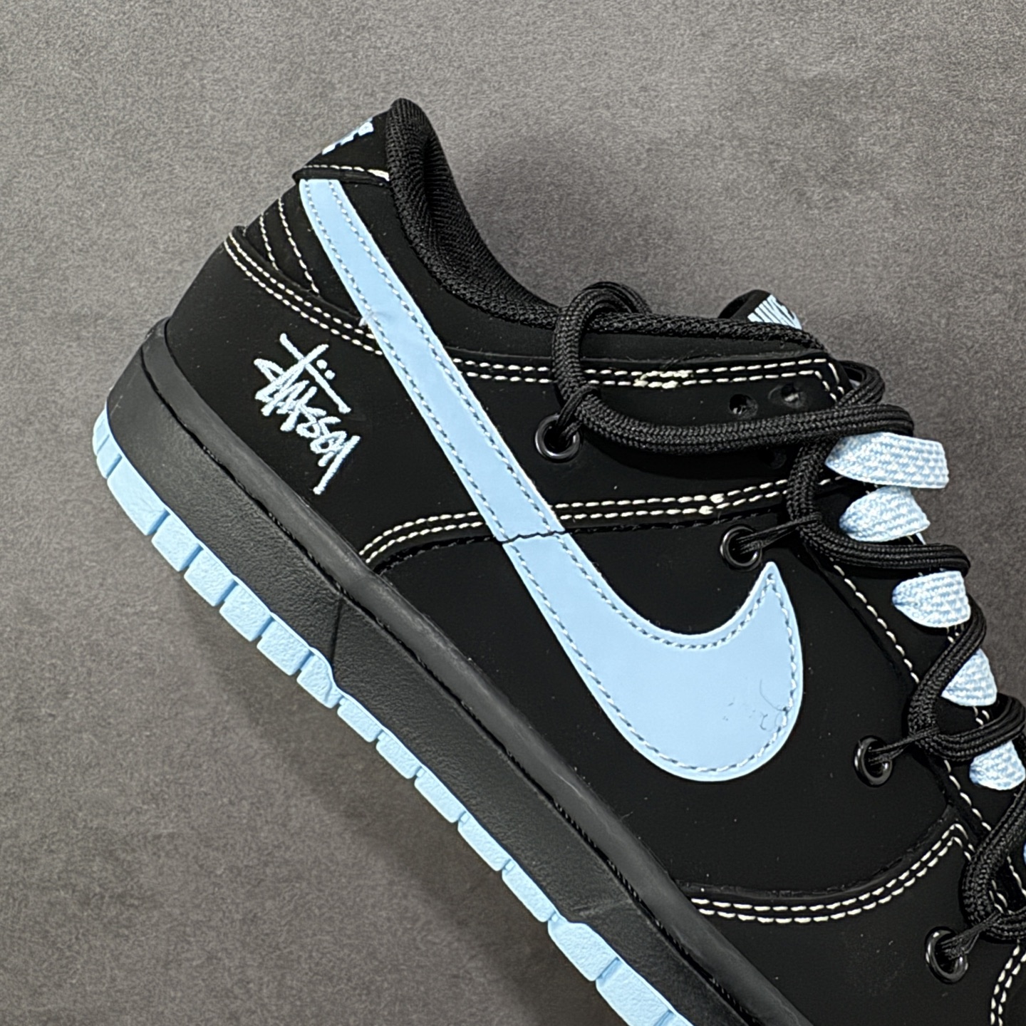 图片[6]-【定制版】街头顶流联名炸场！Nike SB Dunk Low × Stüssy 斯图西联名 堪称2026潮圈硬通货，黑蓝撞色自带冷感街头范，磨砂黑皮革搭配冰蓝Swoosh质感拉满，鞋侧Stüssy手写体Logo直接戳中街头玩家审美。经典Dunk Low鞋型搭载Zoom Air气垫，滑板刷街的缓震脚感拉满，限量发售属性，让它成为潮玩收藏清单里的“必入款”！ 货号：JP2026-105 尺码：36 36.5 37.5 38 38.5 39 40 40.5 41 42 42.5 43 44 44.5 45 编码：HXSB350360-选品中心