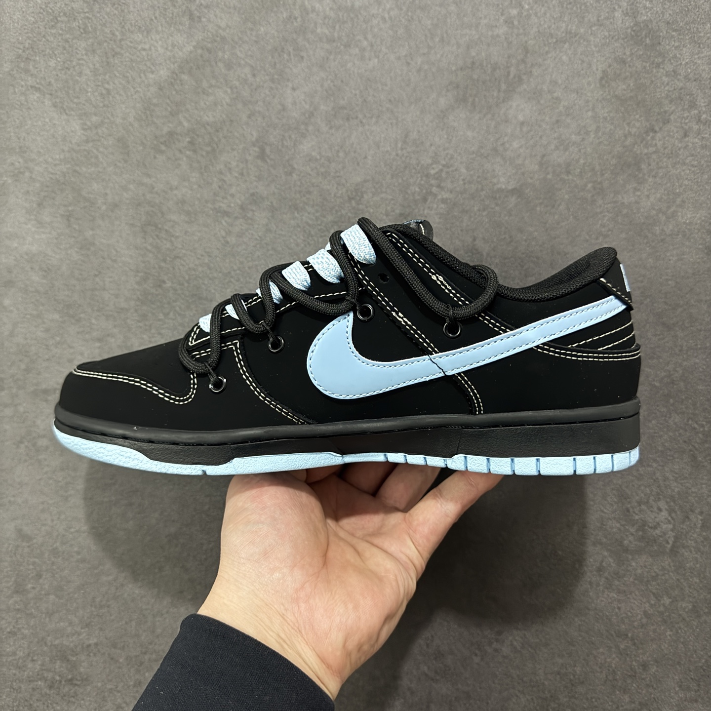 图片[2]-【定制版】街头顶流联名炸场！Nike SB Dunk Low × Stüssy 斯图西联名 堪称2026潮圈硬通货，黑蓝撞色自带冷感街头范，磨砂黑皮革搭配冰蓝Swoosh质感拉满，鞋侧Stüssy手写体Logo直接戳中街头玩家审美。经典Dunk Low鞋型搭载Zoom Air气垫，滑板刷街的缓震脚感拉满，限量发售属性，让它成为潮玩收藏清单里的“必入款”！ 货号：JP2026-105 尺码：36 36.5 37.5 38 38.5 39 40 40.5 41 42 42.5 43 44 44.5 45 编码：HXSB350360-选品中心