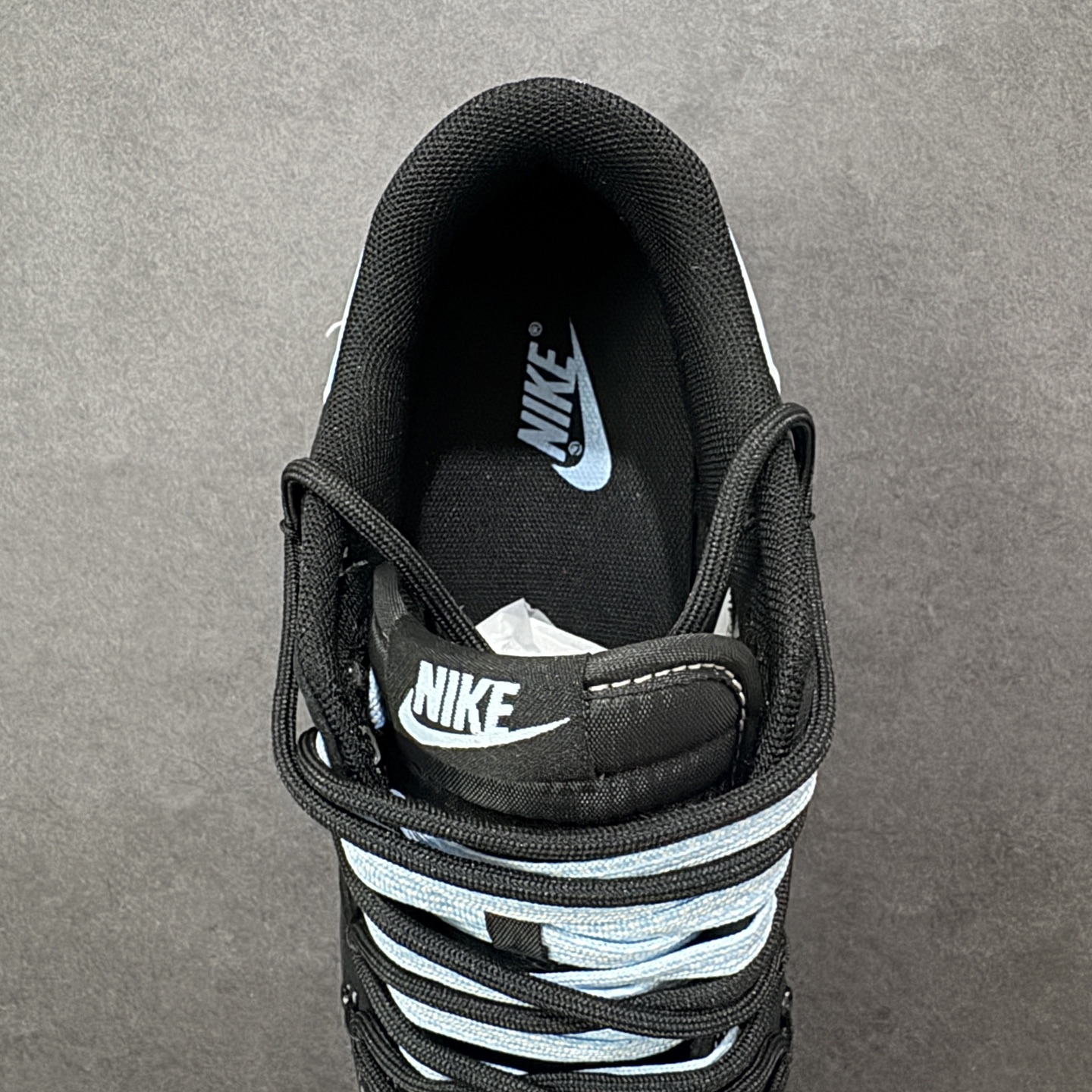 图片[7]-【定制版】街头顶流联名炸场！Nike SB Dunk Low × Stüssy 斯图西联名 堪称2026潮圈硬通货，黑蓝撞色自带冷感街头范，磨砂黑皮革搭配冰蓝Swoosh质感拉满，鞋侧Stüssy手写体Logo直接戳中街头玩家审美。经典Dunk Low鞋型搭载Zoom Air气垫，滑板刷街的缓震脚感拉满，限量发售属性，让它成为潮玩收藏清单里的“必入款”！ 货号：JP2026-105 尺码：36 36.5 37.5 38 38.5 39 40 40.5 41 42 42.5 43 44 44.5 45 编码：HXSB350360-选品中心