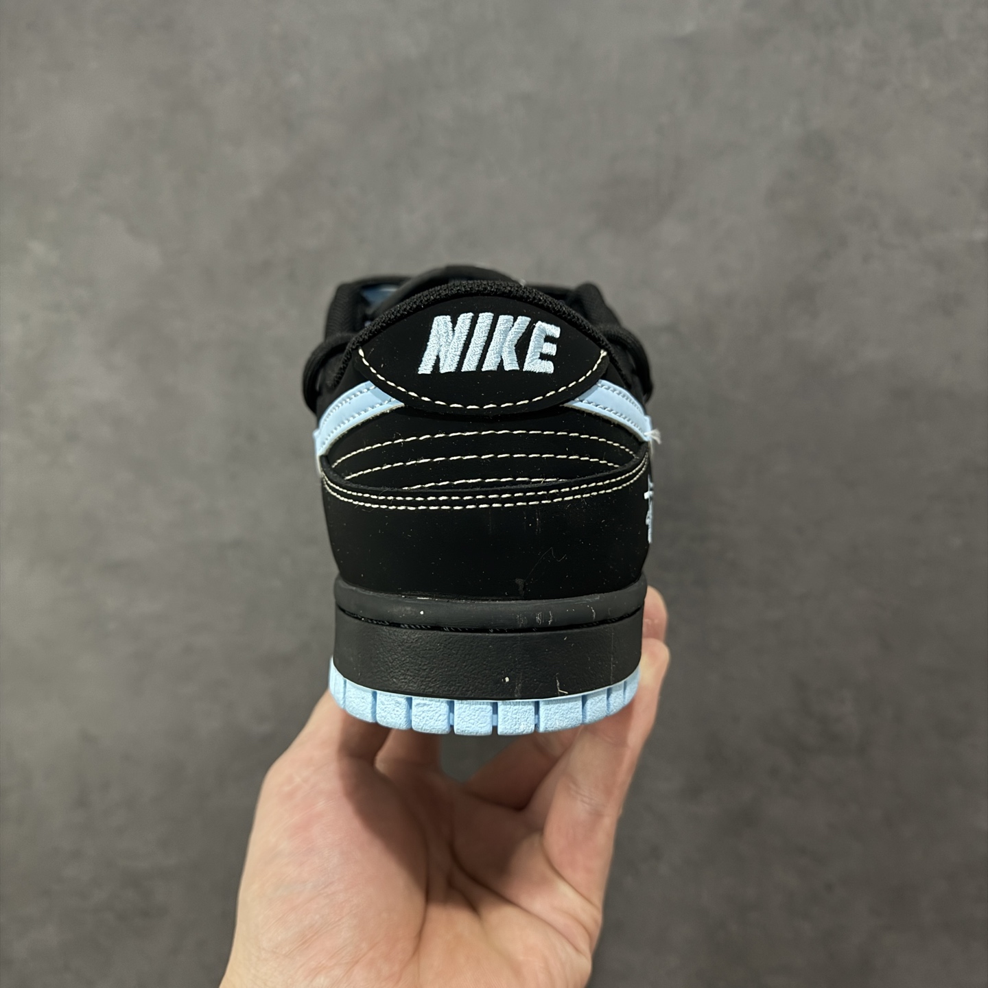 图片[4]-【定制版】街头顶流联名炸场！Nike SB Dunk Low × Stüssy 斯图西联名 堪称2026潮圈硬通货，黑蓝撞色自带冷感街头范，磨砂黑皮革搭配冰蓝Swoosh质感拉满，鞋侧Stüssy手写体Logo直接戳中街头玩家审美。经典Dunk Low鞋型搭载Zoom Air气垫，滑板刷街的缓震脚感拉满，限量发售属性，让它成为潮玩收藏清单里的“必入款”！ 货号：JP2026-105 尺码：36 36.5 37.5 38 38.5 39 40 40.5 41 42 42.5 43 44 44.5 45 编码：HXSB350360-选品中心