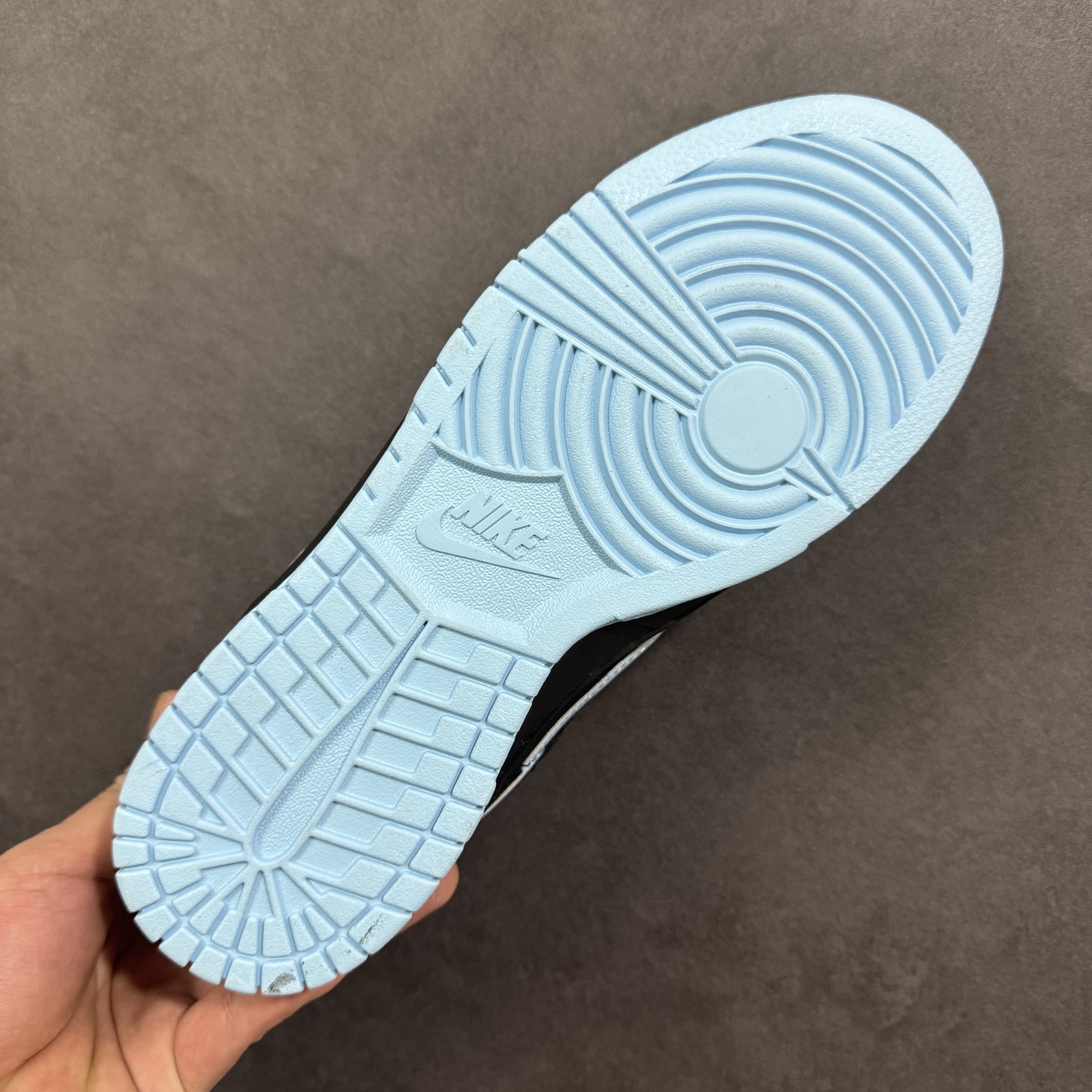 图片[9]-【定制版】街头顶流联名炸场！Nike SB Dunk Low × Stüssy 斯图西联名 堪称2026潮圈硬通货，黑蓝撞色自带冷感街头范，磨砂黑皮革搭配冰蓝Swoosh质感拉满，鞋侧Stüssy手写体Logo直接戳中街头玩家审美。经典Dunk Low鞋型搭载Zoom Air气垫，滑板刷街的缓震脚感拉满，限量发售属性，让它成为潮玩收藏清单里的“必入款”！ 货号：JP2026-105 尺码：36 36.5 37.5 38 38.5 39 40 40.5 41 42 42.5 43 44 44.5 45 编码：HXSB350360-选品中心