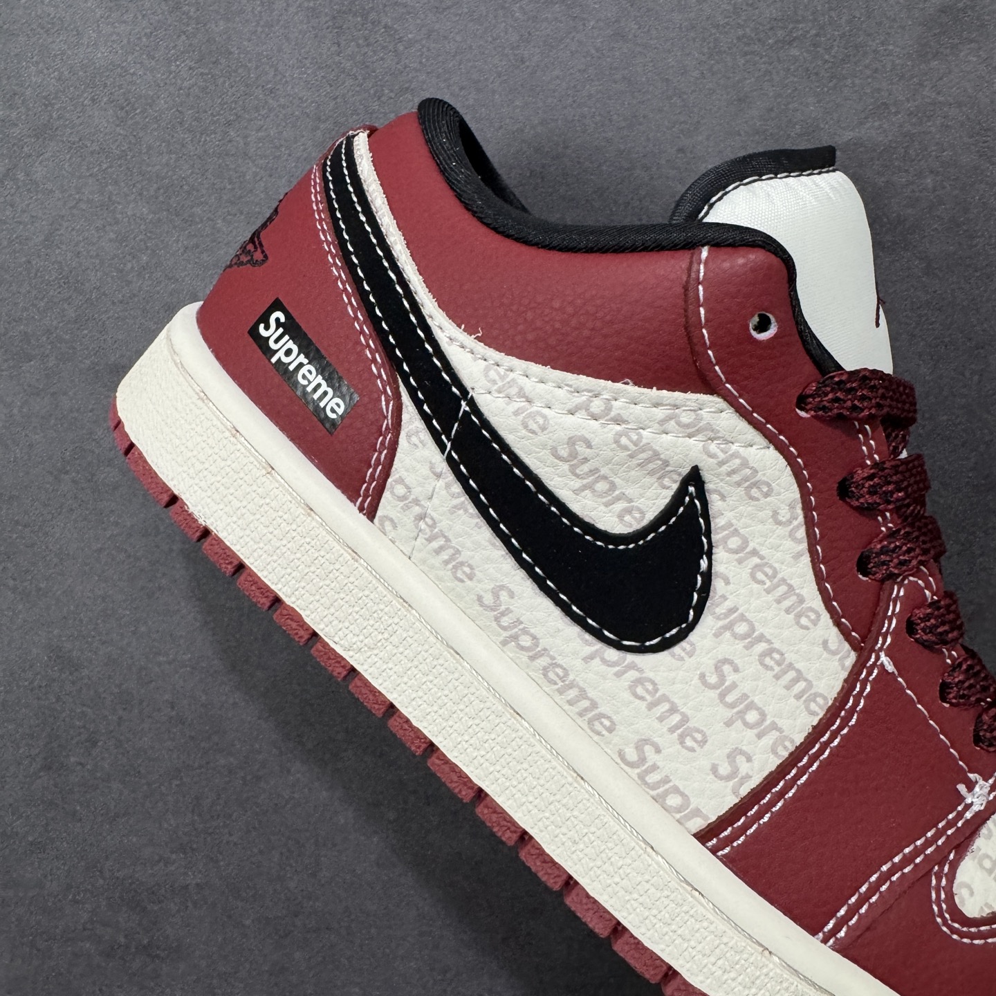 图片[6]-【定制版】Nike Air Jordan 1 Low 定制配色 supreme联名 定制AJ联名-高端定制 低帮复古文化板鞋 #定制鞋盒 大厂纯原品质出货 超高清洁度 皮料切割干净无任何毛边 细节完美 货号：QJ1988-008 尺码：36 36.5 37.5 38 38.5 39 40 40.5 41 42 42.5 43 44 45 编码：HXSB330340-选品中心