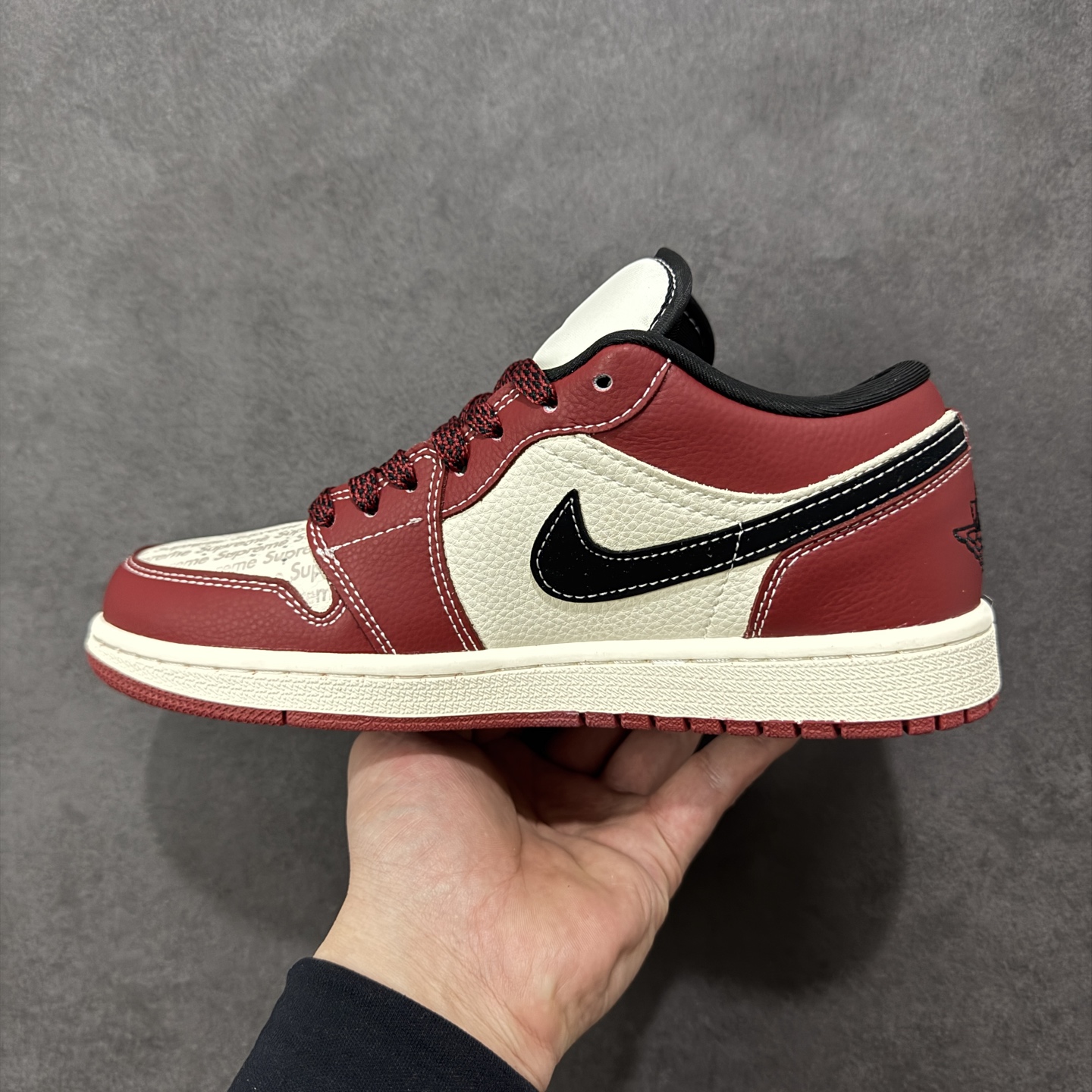 图片[2]-【定制版】Nike Air Jordan 1 Low 定制配色 supreme联名 定制AJ联名-高端定制 低帮复古文化板鞋 #定制鞋盒 大厂纯原品质出货 超高清洁度 皮料切割干净无任何毛边 细节完美 货号：QJ1988-008 尺码：36 36.5 37.5 38 38.5 39 40 40.5 41 42 42.5 43 44 45 编码：HXSB330340-选品中心