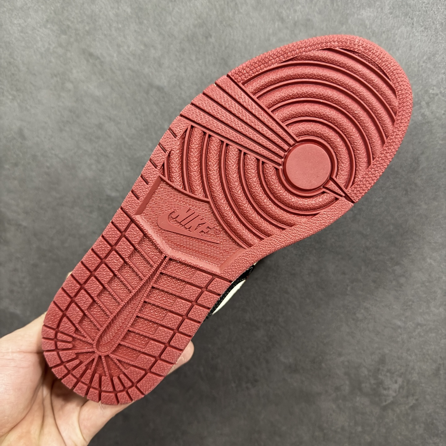 图片[9]-【定制版】Nike Air Jordan 1 Low 定制配色 supreme联名 定制AJ联名-高端定制 低帮复古文化板鞋 #定制鞋盒 大厂纯原品质出货 超高清洁度 皮料切割干净无任何毛边 细节完美 货号：QJ1988-008 尺码：36 36.5 37.5 38 38.5 39 40 40.5 41 42 42.5 43 44 45 编码：HXSB330340-选品中心