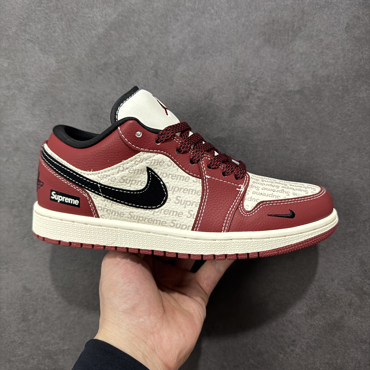 【定制版】Nike Air Jordan 1 Low 定制配色 supreme联名 定制AJ联名-高端定制 低帮复古文化板鞋 #定制鞋盒 大厂纯原品质出货 超高清洁度 皮料切割干净无任何毛边 细节完美 货号：QJ1988-008 尺码：36 36.5 37.5 38 38.5 39 40 40.5 41 42 42.5 43 44 45 编码：HXSB330340-选品中心