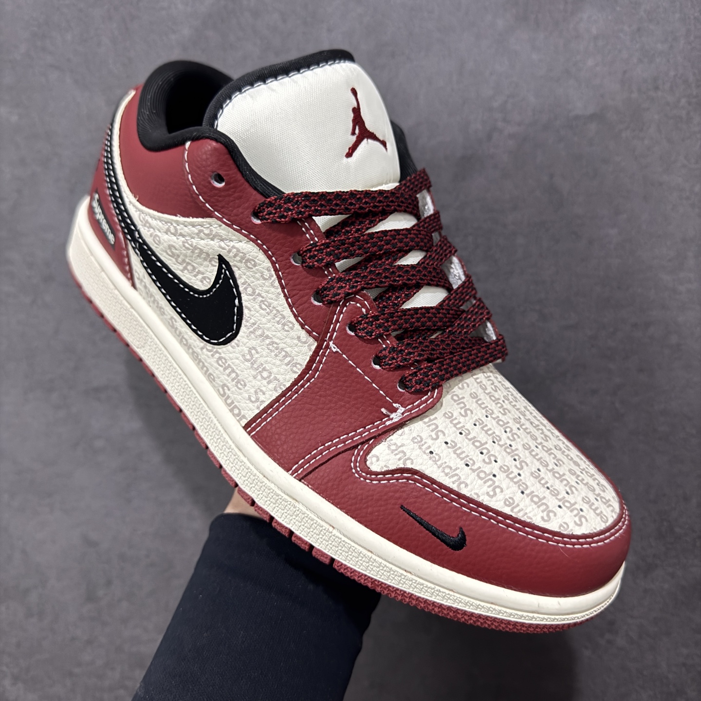 图片[3]-【定制版】Nike Air Jordan 1 Low 定制配色 supreme联名 定制AJ联名-高端定制 低帮复古文化板鞋 #定制鞋盒 大厂纯原品质出货 超高清洁度 皮料切割干净无任何毛边 细节完美 货号：QJ1988-008 尺码：36 36.5 37.5 38 38.5 39 40 40.5 41 42 42.5 43 44 45 编码：HXSB330340-选品中心