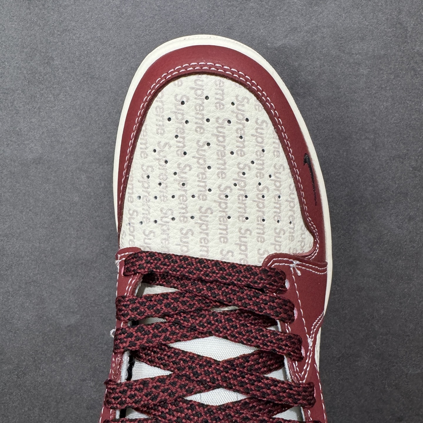 图片[8]-【定制版】Nike Air Jordan 1 Low 定制配色 supreme联名 定制AJ联名-高端定制 低帮复古文化板鞋 #定制鞋盒 大厂纯原品质出货 超高清洁度 皮料切割干净无任何毛边 细节完美 货号：QJ1988-008 尺码：36 36.5 37.5 38 38.5 39 40 40.5 41 42 42.5 43 44 45 编码：HXSB330340-选品中心