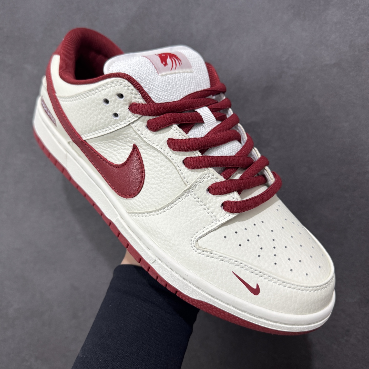 图片[3]-【定制版】Nike SB Dunk Low“马年限定——米红马上有钱” 高端定制 低帮休闲板鞋 定制鞋盒 大厂纯原品质出货 超高清洁度 皮料切割干净无任何毛边 细节完美 货号：AJ6817-004 尺码：36 36.5 37.5 38 38.5 39 40 40.5 41 42 42.5 43 44 44.5 45 编码：HXSB330340-选品中心
