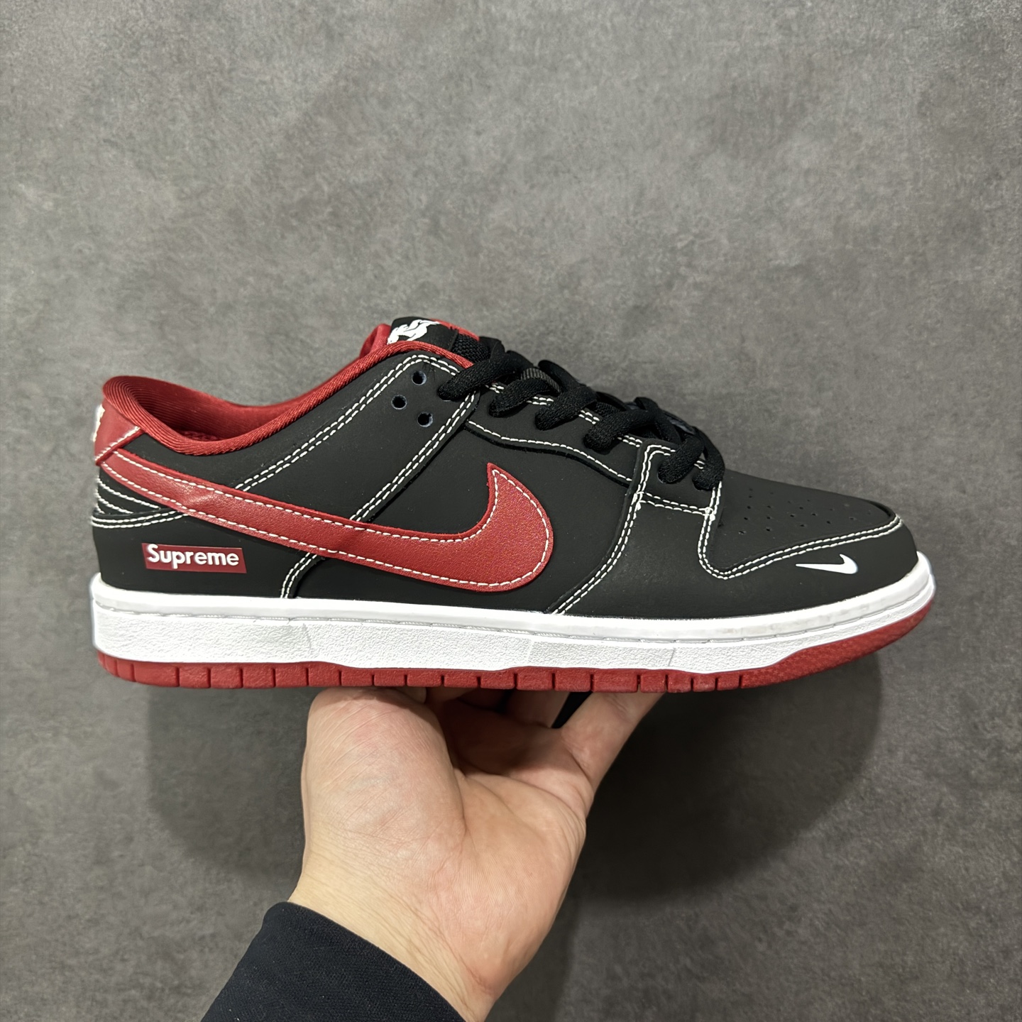 【定制版】Nike SB Dunk Low“马年限定——黑红马上有钱” 高端定制 低帮休闲板鞋 定制鞋盒 大厂纯原品质出货 超高清洁度 皮料切割干净无任何毛边 细节完美 货号：AJ6817-005 尺码：36 36.5 37.5 38 38.5 39 40 40.5 41 42 42.5 43 44 44.5 45 编码：HXSB330340-选品中心
