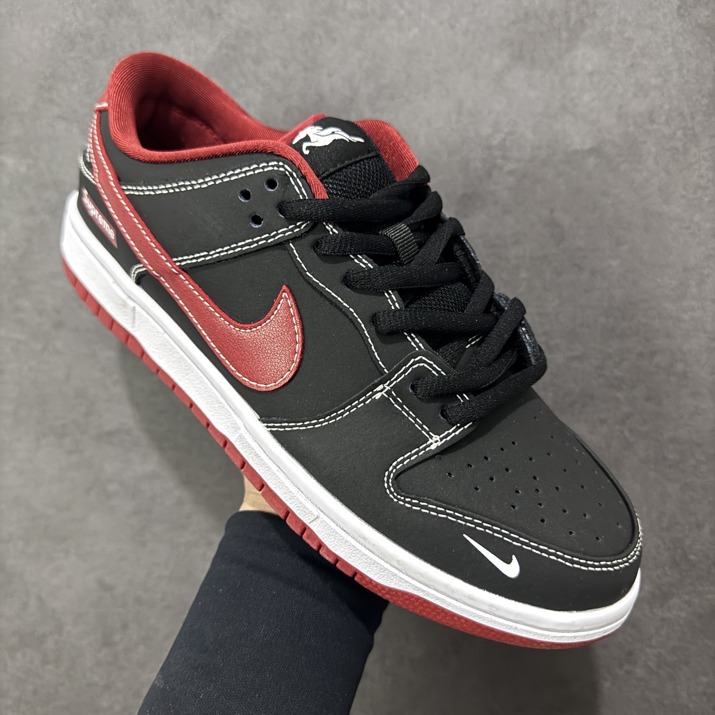 图片[3]-【定制版】Nike SB Dunk Low“马年限定——黑红马上有钱” 高端定制 低帮休闲板鞋 定制鞋盒 大厂纯原品质出货 超高清洁度 皮料切割干净无任何毛边 细节完美 货号：AJ6817-005 尺码：36 36.5 37.5 38 38.5 39 40 40.5 41 42 42.5 43 44 44.5 45 编码：HXSB330340-选品中心