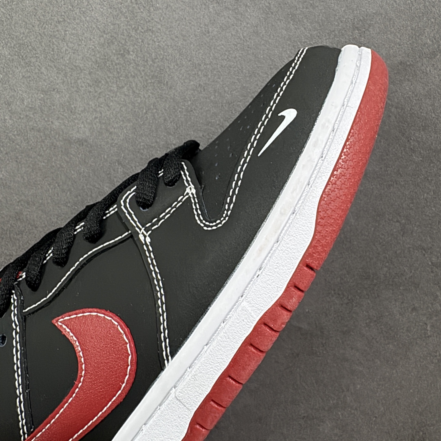 图片[5]-【定制版】Nike SB Dunk Low“马年限定——黑红马上有钱” 高端定制 低帮休闲板鞋 定制鞋盒 大厂纯原品质出货 超高清洁度 皮料切割干净无任何毛边 细节完美 货号：AJ6817-005 尺码：36 36.5 37.5 38 38.5 39 40 40.5 41 42 42.5 43 44 44.5 45 编码：HXSB330340-选品中心