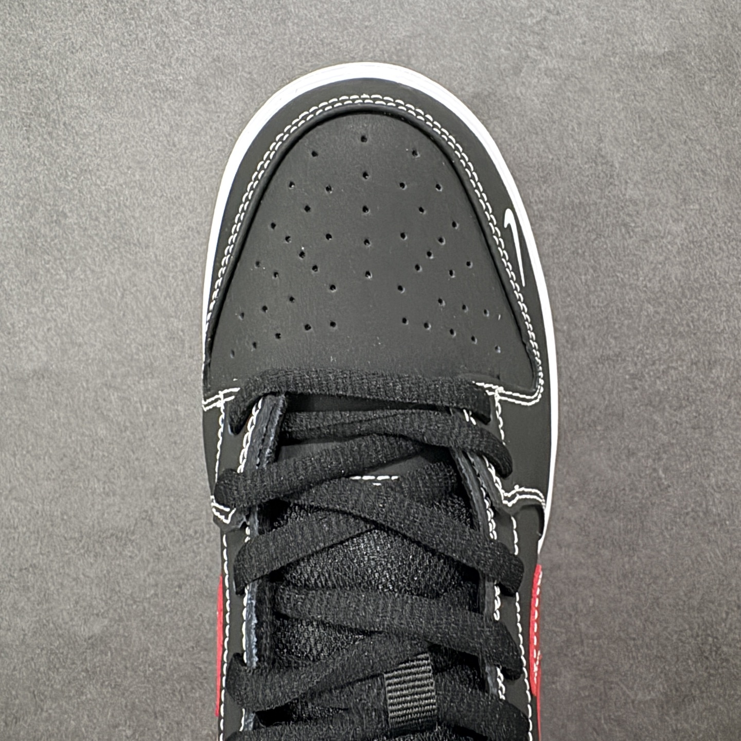 图片[8]-【定制版】Nike SB Dunk Low“马年限定——黑红马上有钱” 高端定制 低帮休闲板鞋 定制鞋盒 大厂纯原品质出货 超高清洁度 皮料切割干净无任何毛边 细节完美 货号：AJ6817-005 尺码：36 36.5 37.5 38 38.5 39 40 40.5 41 42 42.5 43 44 44.5 45 编码：HXSB330340-选品中心