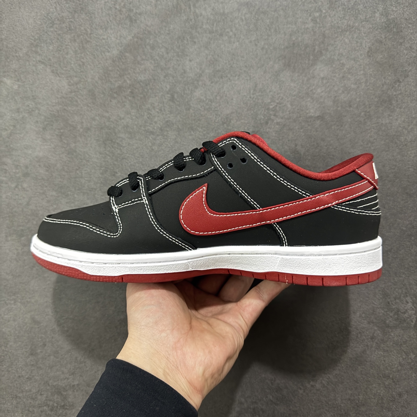 图片[2]-【定制版】Nike SB Dunk Low“马年限定——黑红马上有钱” 高端定制 低帮休闲板鞋 定制鞋盒 大厂纯原品质出货 超高清洁度 皮料切割干净无任何毛边 细节完美 货号：AJ6817-005 尺码：36 36.5 37.5 38 38.5 39 40 40.5 41 42 42.5 43 44 44.5 45 编码：HXSB330340-选品中心