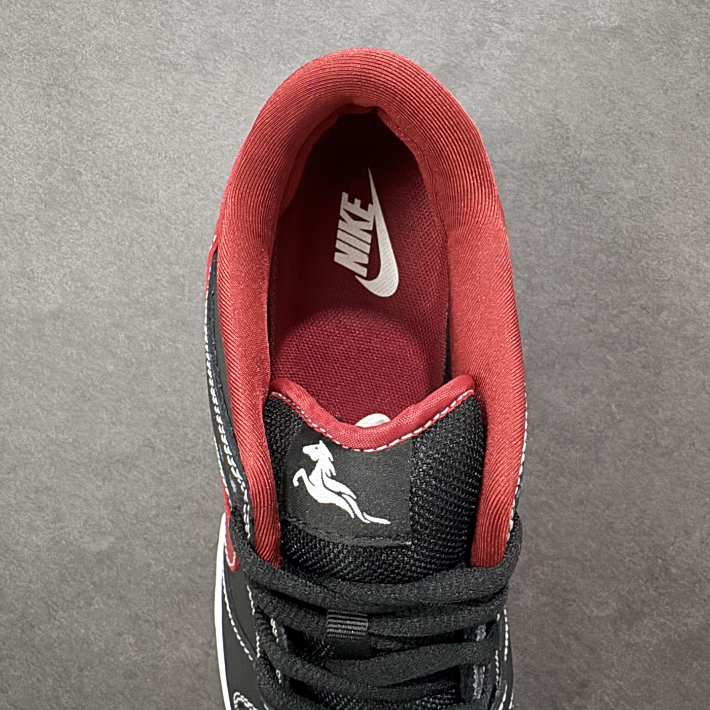 图片[7]-【定制版】Nike SB Dunk Low“马年限定——黑红马上有钱” 高端定制 低帮休闲板鞋 定制鞋盒 大厂纯原品质出货 超高清洁度 皮料切割干净无任何毛边 细节完美 货号：AJ6817-005 尺码：36 36.5 37.5 38 38.5 39 40 40.5 41 42 42.5 43 44 44.5 45 编码：HXSB330340-选品中心