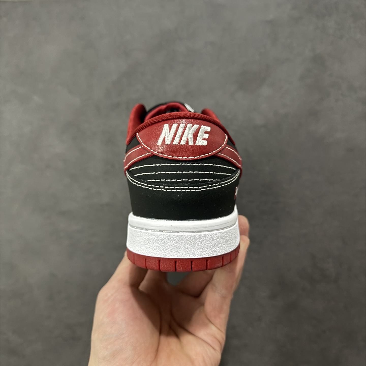 图片[4]-【定制版】Nike SB Dunk Low“马年限定——黑红马上有钱” 高端定制 低帮休闲板鞋 定制鞋盒 大厂纯原品质出货 超高清洁度 皮料切割干净无任何毛边 细节完美 货号：AJ6817-005 尺码：36 36.5 37.5 38 38.5 39 40 40.5 41 42 42.5 43 44 44.5 45 编码：HXSB330340-选品中心