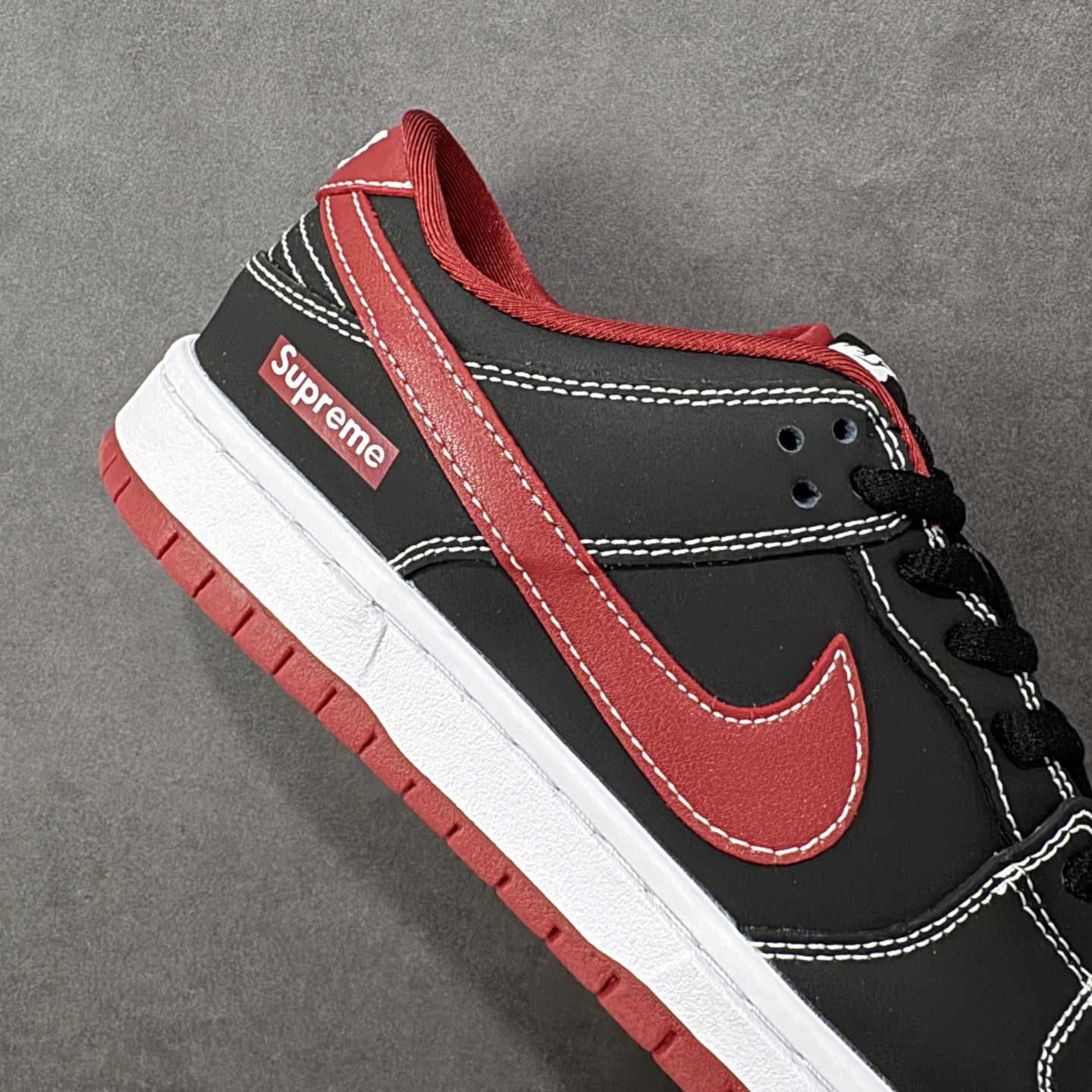 图片[6]-【定制版】Nike SB Dunk Low“马年限定——黑红马上有钱” 高端定制 低帮休闲板鞋 定制鞋盒 大厂纯原品质出货 超高清洁度 皮料切割干净无任何毛边 细节完美 货号：AJ6817-005 尺码：36 36.5 37.5 38 38.5 39 40 40.5 41 42 42.5 43 44 44.5 45 编码：HXSB330340-选品中心