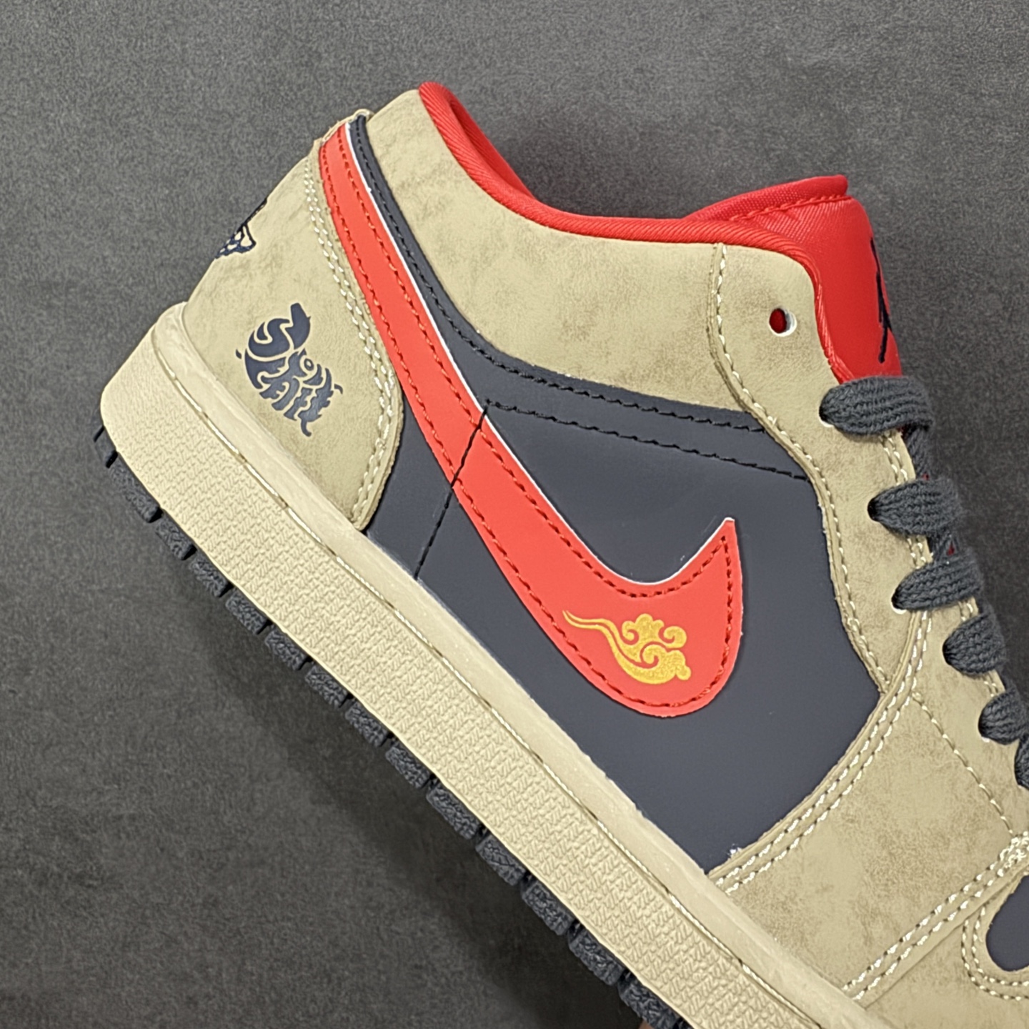 图片[6]-【定制版】高端定制Air Jordan 1 Low AJ1 乔1“ 马年限定——摩卡棕红钩” #定制鞋盒 高端定制 低帮休闲板鞋 定制鞋盒 大厂纯原品质出货 超高清洁度 皮料切割干净无任何毛边 细节完美 货号：QD1988-010 尺码：36 36.5 37.5 38 38.5 39 40 40.5 41 42 42.5 43 44 44.5 45 编码：HXSB330340-选品中心