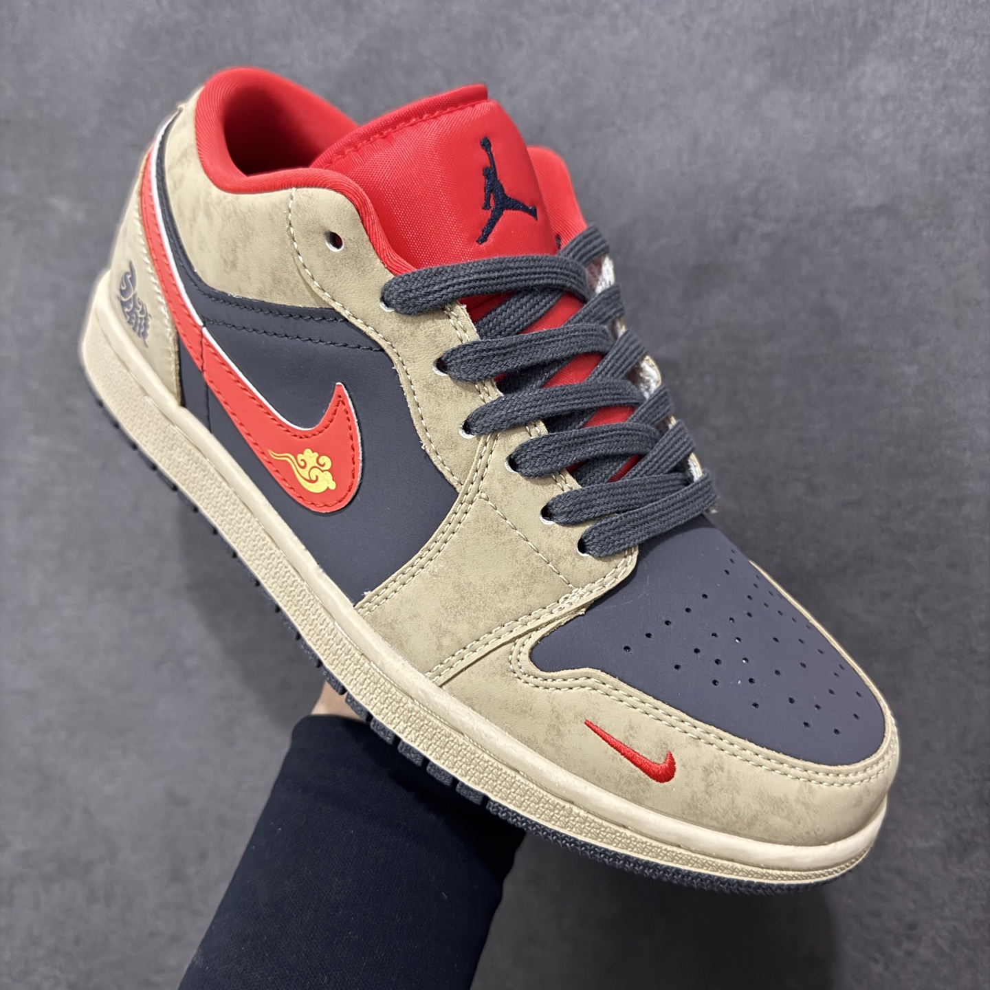 图片[3]-【定制版】高端定制Air Jordan 1 Low AJ1 乔1“ 马年限定——摩卡棕红钩” #定制鞋盒 高端定制 低帮休闲板鞋 定制鞋盒 大厂纯原品质出货 超高清洁度 皮料切割干净无任何毛边 细节完美 货号：QD1988-010 尺码：36 36.5 37.5 38 38.5 39 40 40.5 41 42 42.5 43 44 44.5 45 编码：HXSB330340-选品中心