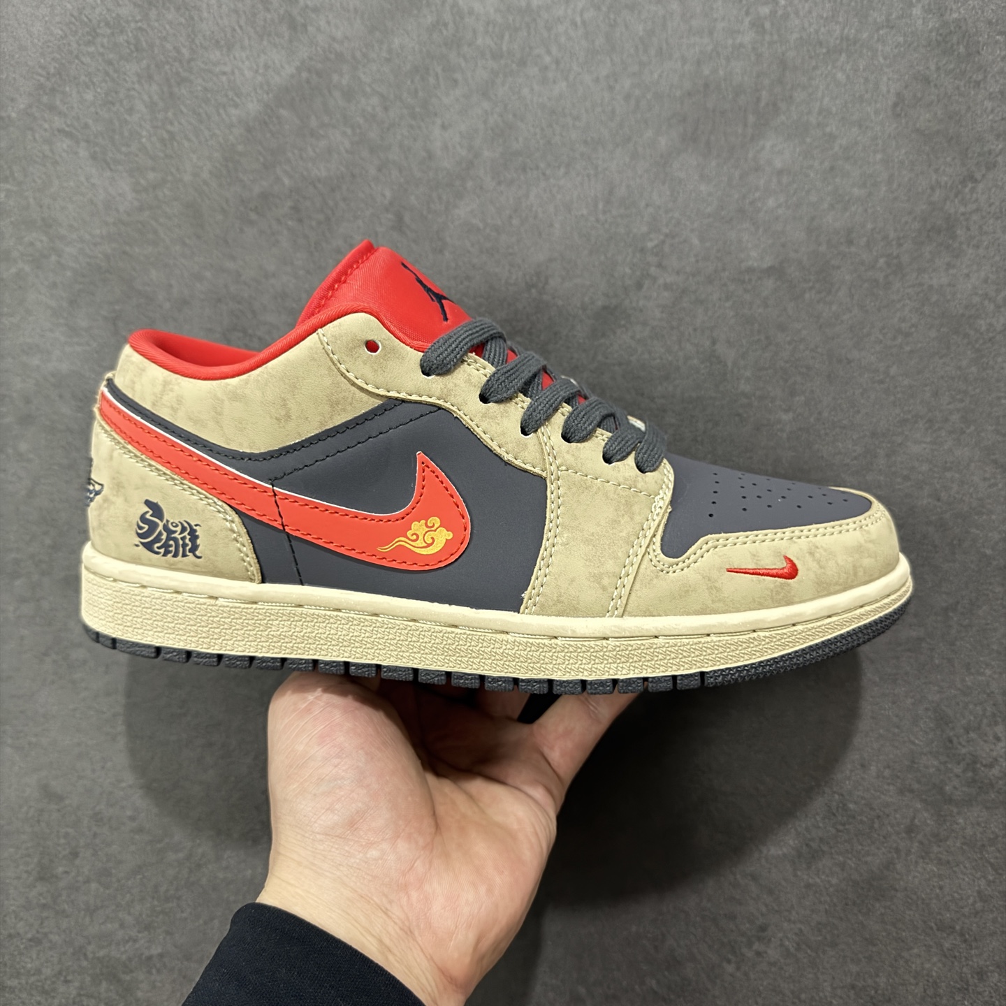 【定制版】高端定制Air Jordan 1 Low AJ1 乔1“ 马年限定——摩卡棕红钩” #定制鞋盒 高端定制 低帮休闲板鞋 定制鞋盒 大厂纯原品质出货 超高清洁度 皮料切割干净无任何毛边 细节完美 货号:QD1988-010 尺码:36 36.5 37.5 38 38.5 39 40 40.5 41 42 42.5 43 44 44.5 45 编码:HXSB330340-选品中心