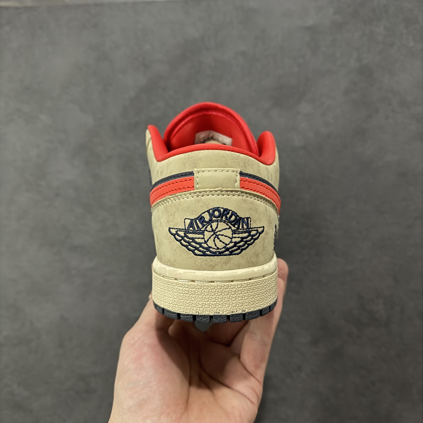 图片[4]-【定制版】高端定制Air Jordan 1 Low AJ1 乔1“ 马年限定——摩卡棕红钩” #定制鞋盒 高端定制 低帮休闲板鞋 定制鞋盒 大厂纯原品质出货 超高清洁度 皮料切割干净无任何毛边 细节完美 货号：QD1988-010 尺码：36 36.5 37.5 38 38.5 39 40 40.5 41 42 42.5 43 44 44.5 45 编码：HXSB330340-选品中心