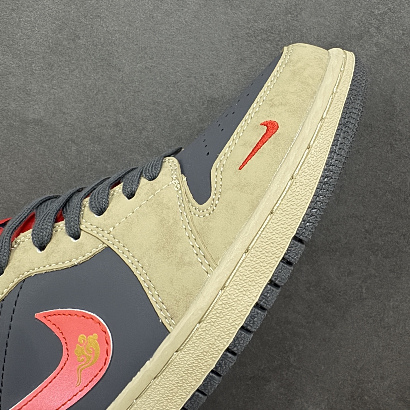 图片[5]-【定制版】高端定制Air Jordan 1 Low AJ1 乔1“ 马年限定——摩卡棕红钩” #定制鞋盒 高端定制 低帮休闲板鞋 定制鞋盒 大厂纯原品质出货 超高清洁度 皮料切割干净无任何毛边 细节完美 货号：QD1988-010 尺码：36 36.5 37.5 38 38.5 39 40 40.5 41 42 42.5 43 44 44.5 45 编码：HXSB330340-选品中心