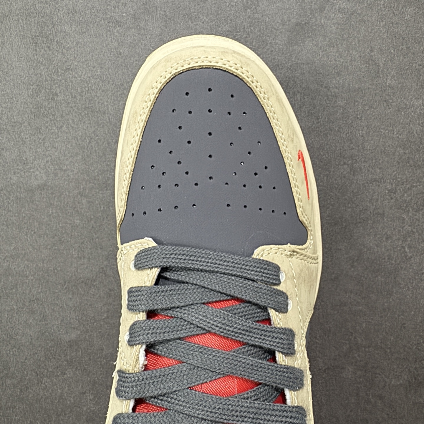 图片[8]-【定制版】高端定制Air Jordan 1 Low AJ1 乔1“ 马年限定——摩卡棕红钩” #定制鞋盒 高端定制 低帮休闲板鞋 定制鞋盒 大厂纯原品质出货 超高清洁度 皮料切割干净无任何毛边 细节完美 货号：QD1988-010 尺码：36 36.5 37.5 38 38.5 39 40 40.5 41 42 42.5 43 44 44.5 45 编码：HXSB330340-选品中心