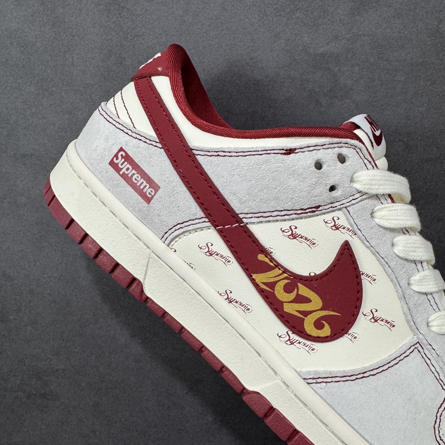 Nike SB Dunk Low × “Supreme马年限定”米白糅合酒红的复古调调，鞋身生肖马纹与联