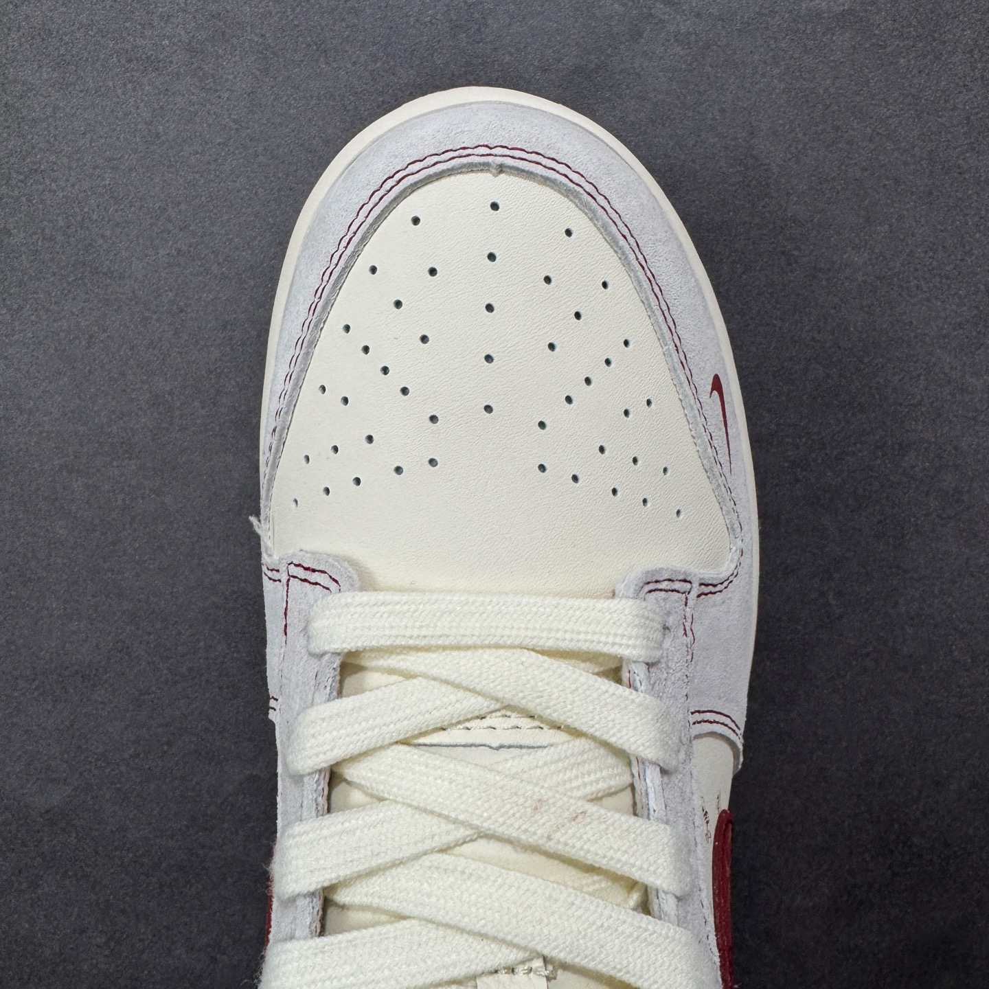 Nike SB Dunk Low × “Supreme马年限定”米白糅合酒红的复古调调，鞋身生肖马纹与联