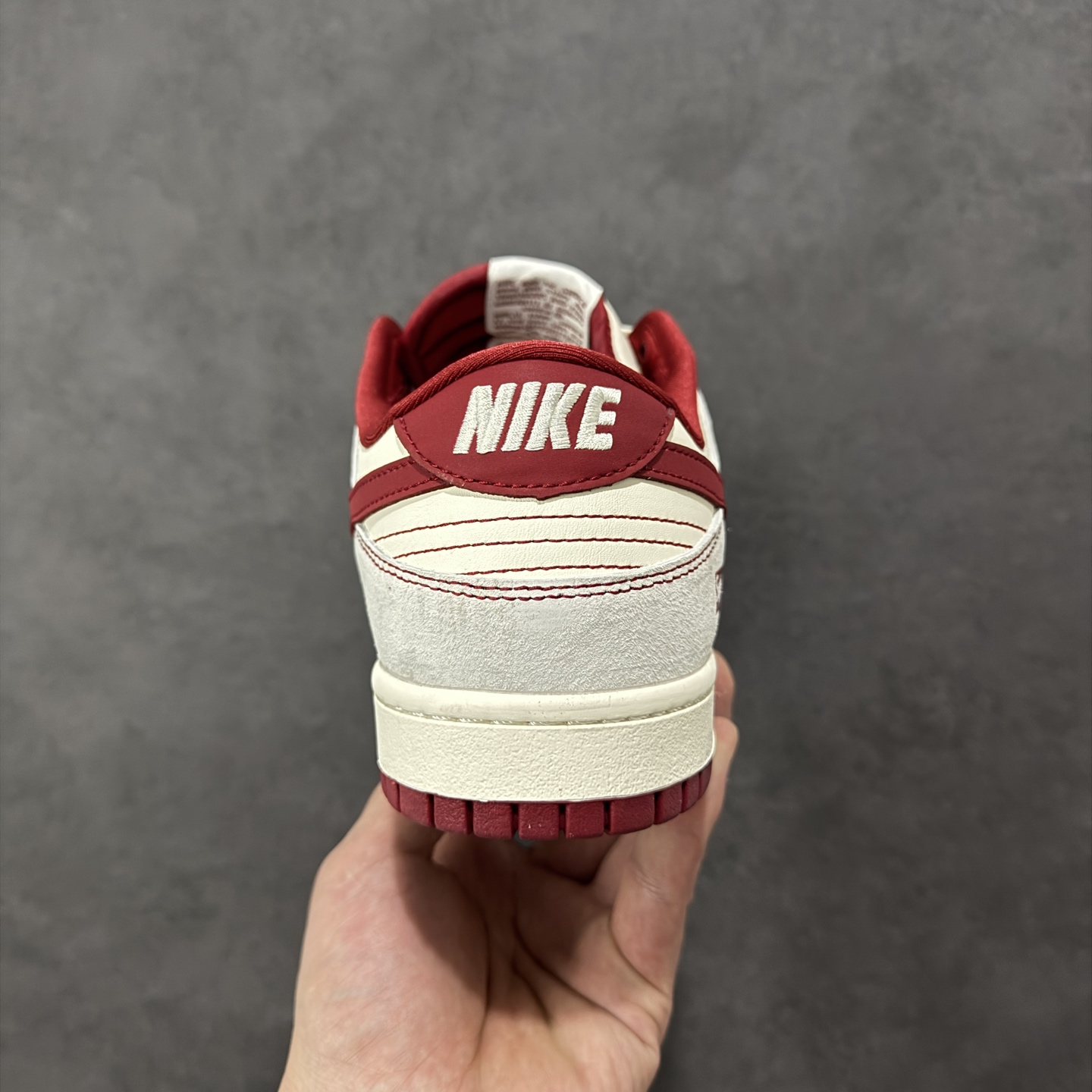 Nike SB Dunk Low × “Supreme马年限定”米白糅合酒红的复古调调，鞋身生肖马纹与联