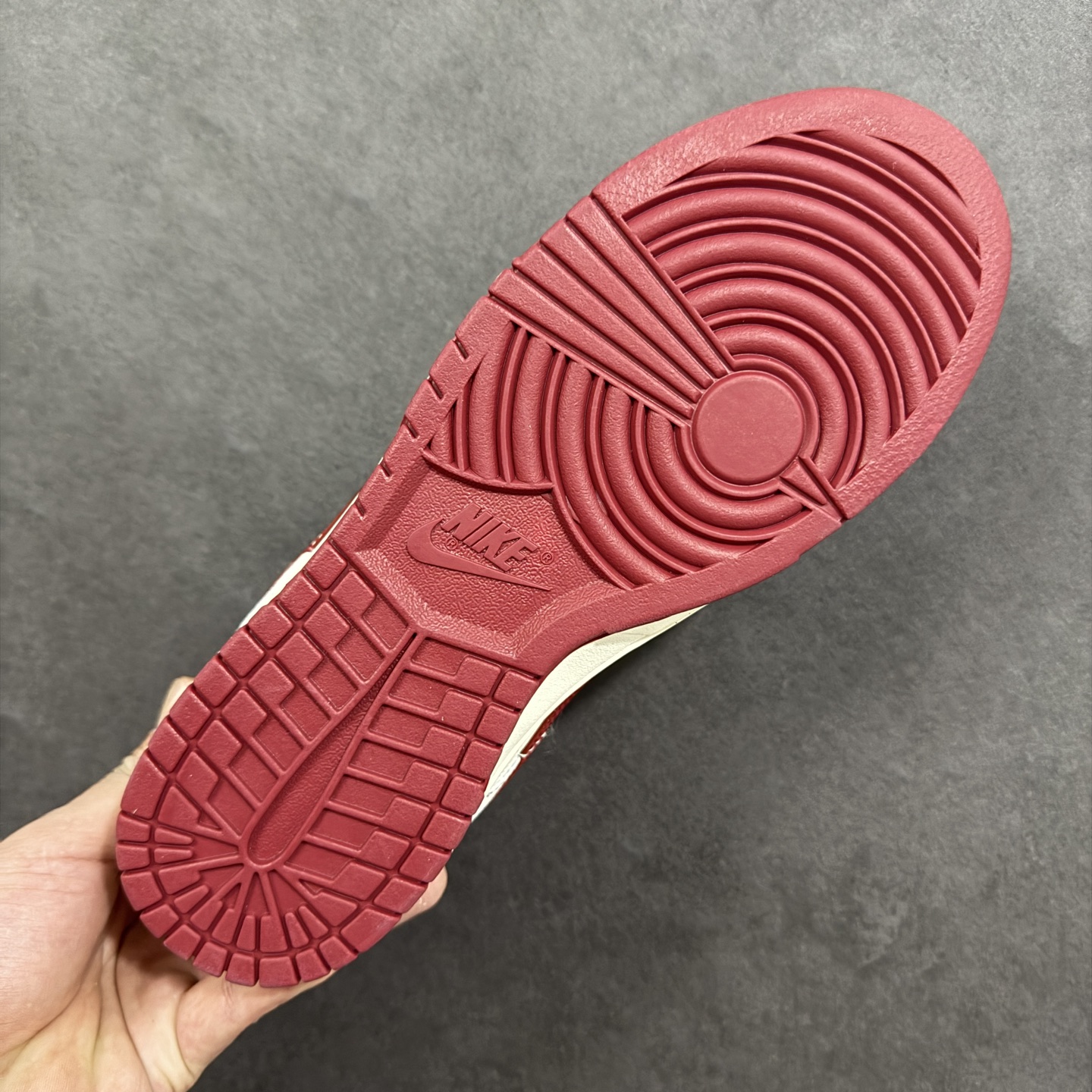 Nike SB Dunk Low × “Supreme马年限定”米白糅合酒红的复古调调，鞋身生肖马纹与联