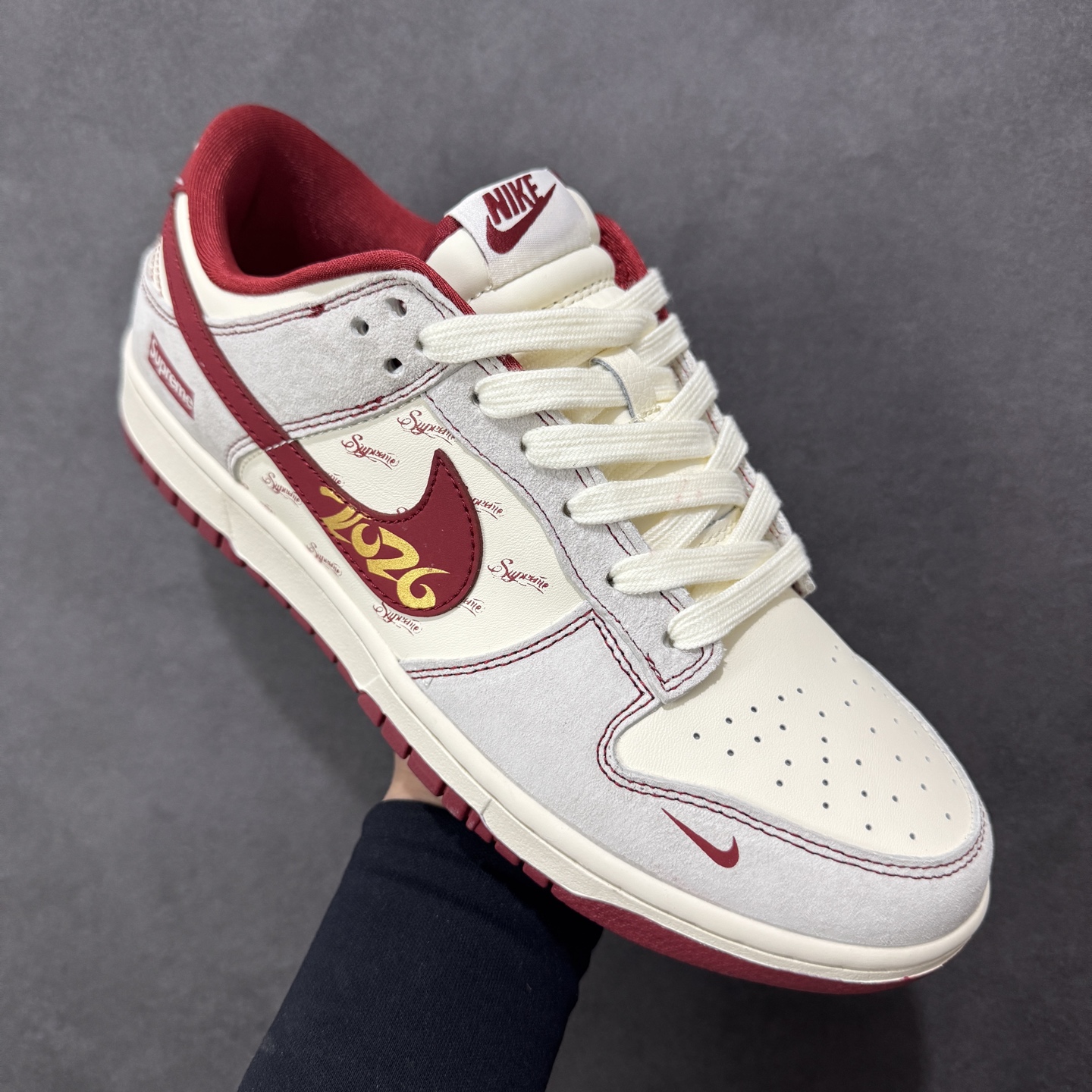 Nike SB Dunk Low × “Supreme马年限定”米白糅合酒红的复古调调，鞋身生肖马纹与联