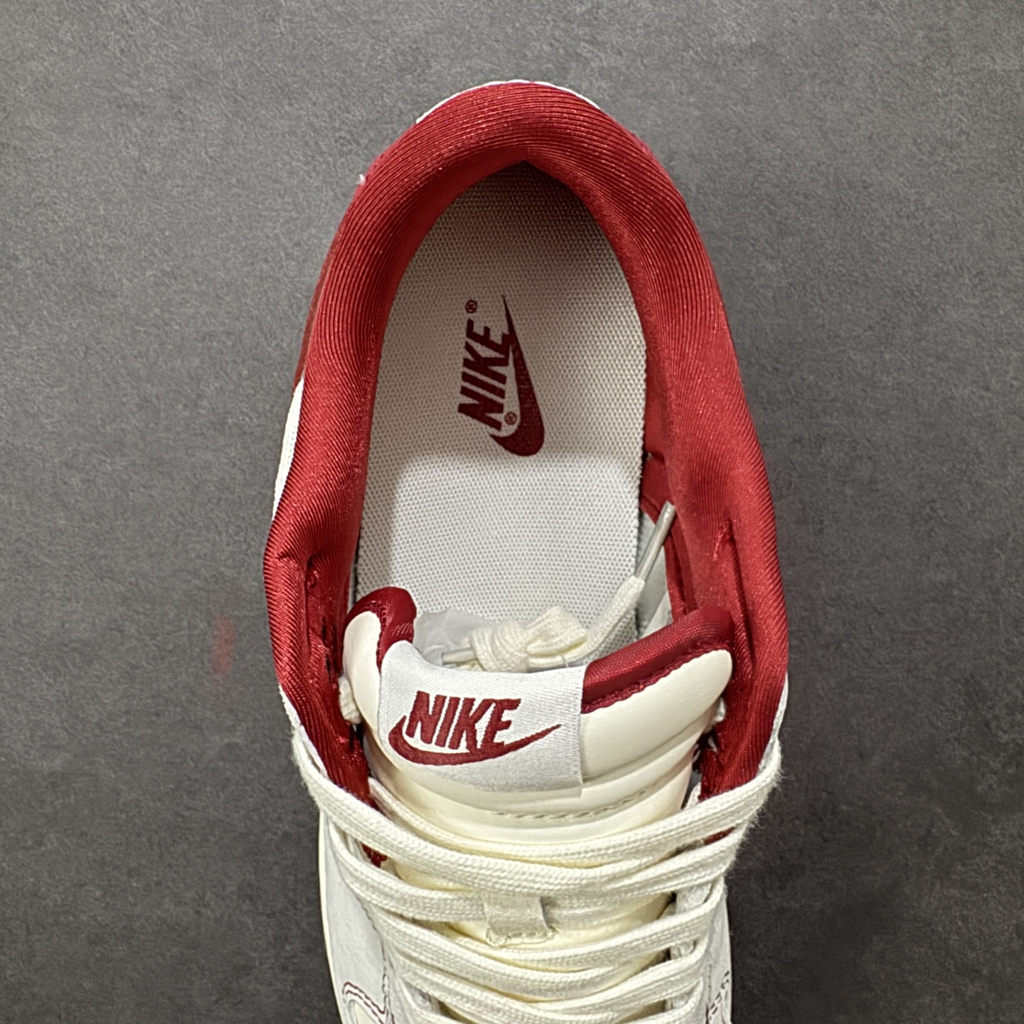 Nike SB Dunk Low × “Supreme马年限定”米白糅合酒红的复古调调，鞋身生肖马纹与联