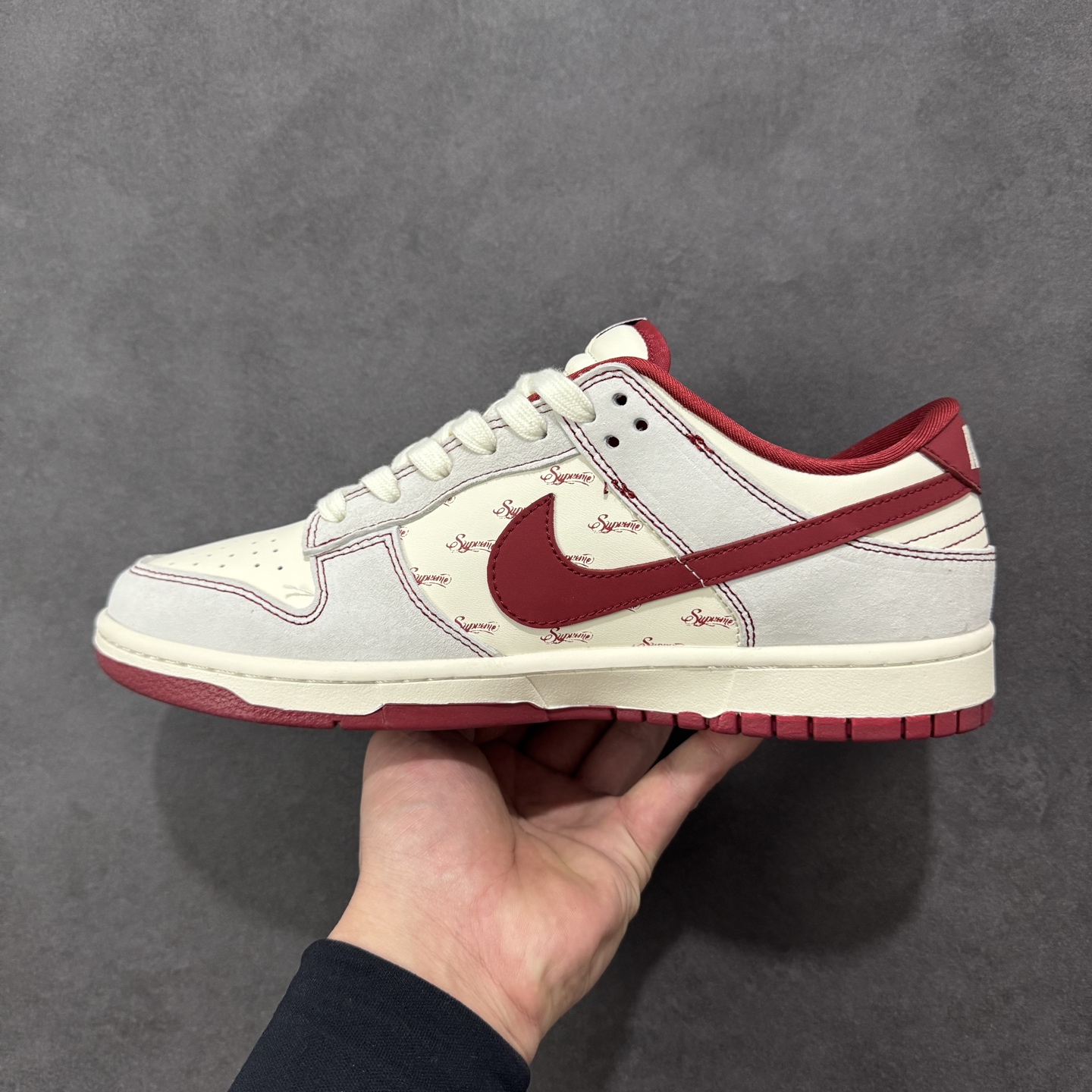 Nike SB Dunk Low × “Supreme马年限定”米白糅合酒红的复古调调，鞋身生肖马纹与联